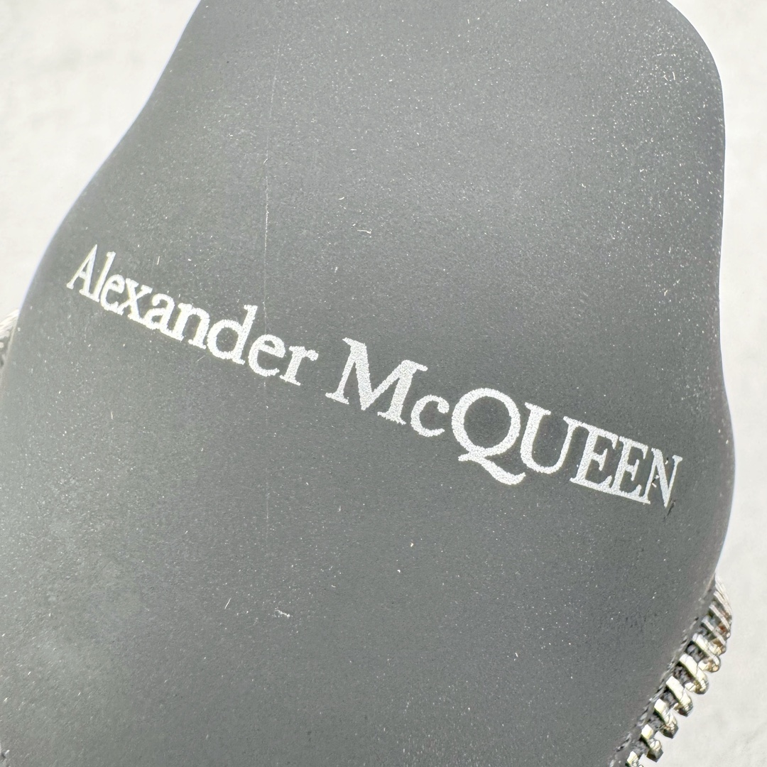 图片[17]-Alexander McQueen 亚历山大麦昆小白鞋拉链款 全套专柜包装物及配件(附送快递加固牛皮纸盒)右脚鞋面嵌入核心防伪芯片装置,秒杀市面文案版本 支持NFC原码独立扫描 采用丝绸硬质头层小牛皮鞋面材质 内外超软小羊皮贴脚透气及超软PU脚感乳胶物料鞋 外置原抽真空高密度增高底 白色光滑牛皮革系带运动鞋，圆头设计，鞋跟点缀黑色绒面革细节。搭配宽扁鞋带，鞋舌和后帮饰有 Alexander McQueen 品牌标志。阔型橡胶鞋底。运动鞋另配一副鞋带材料 100% 小牛皮 所有细节与原版一致 尺码：35 36 37 38 39 40 41 42 43 44 45-选品中心