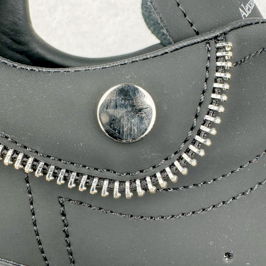 图片[18]-Alexander McQueen 亚历山大麦昆小白鞋拉链款 全套专柜包装物及配件(附送快递加固牛皮纸盒)右脚鞋面嵌入核心防伪芯片装置,秒杀市面文案版本 支持NFC原码独立扫描 采用丝绸硬质头层小牛皮鞋面材质 内外超软小羊皮贴脚透气及超软PU脚感乳胶物料鞋 外置原抽真空高密度增高底 白色光滑牛皮革系带运动鞋，圆头设计，鞋跟点缀黑色绒面革细节。搭配宽扁鞋带，鞋舌和后帮饰有 Alexander McQueen 品牌标志。阔型橡胶鞋底。运动鞋另配一副鞋带材料 100% 小牛皮 所有细节与原版一致 尺码：35 36 37 38 39 40 41 42 43 44 45-选品中心