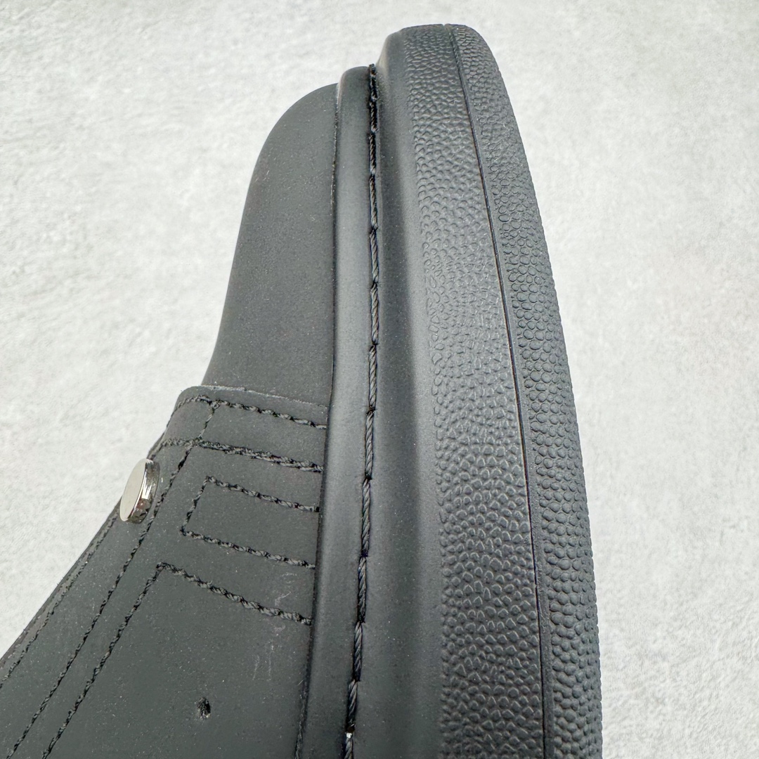 图片[10]-Alexander McQueen 亚历山大麦昆小白鞋拉链款 全套专柜包装物及配件(附送快递加固牛皮纸盒)右脚鞋面嵌入核心防伪芯片装置,秒杀市面文案版本 支持NFC原码独立扫描 采用丝绸硬质头层小牛皮鞋面材质 内外超软小羊皮贴脚透气及超软PU脚感乳胶物料鞋 外置原抽真空高密度增高底 白色光滑牛皮革系带运动鞋，圆头设计，鞋跟点缀黑色绒面革细节。搭配宽扁鞋带，鞋舌和后帮饰有 Alexander McQueen 品牌标志。阔型橡胶鞋底。运动鞋另配一副鞋带材料 100% 小牛皮 所有细节与原版一致 尺码：35 36 37 38 39 40 41 42 43 44 45-选品中心