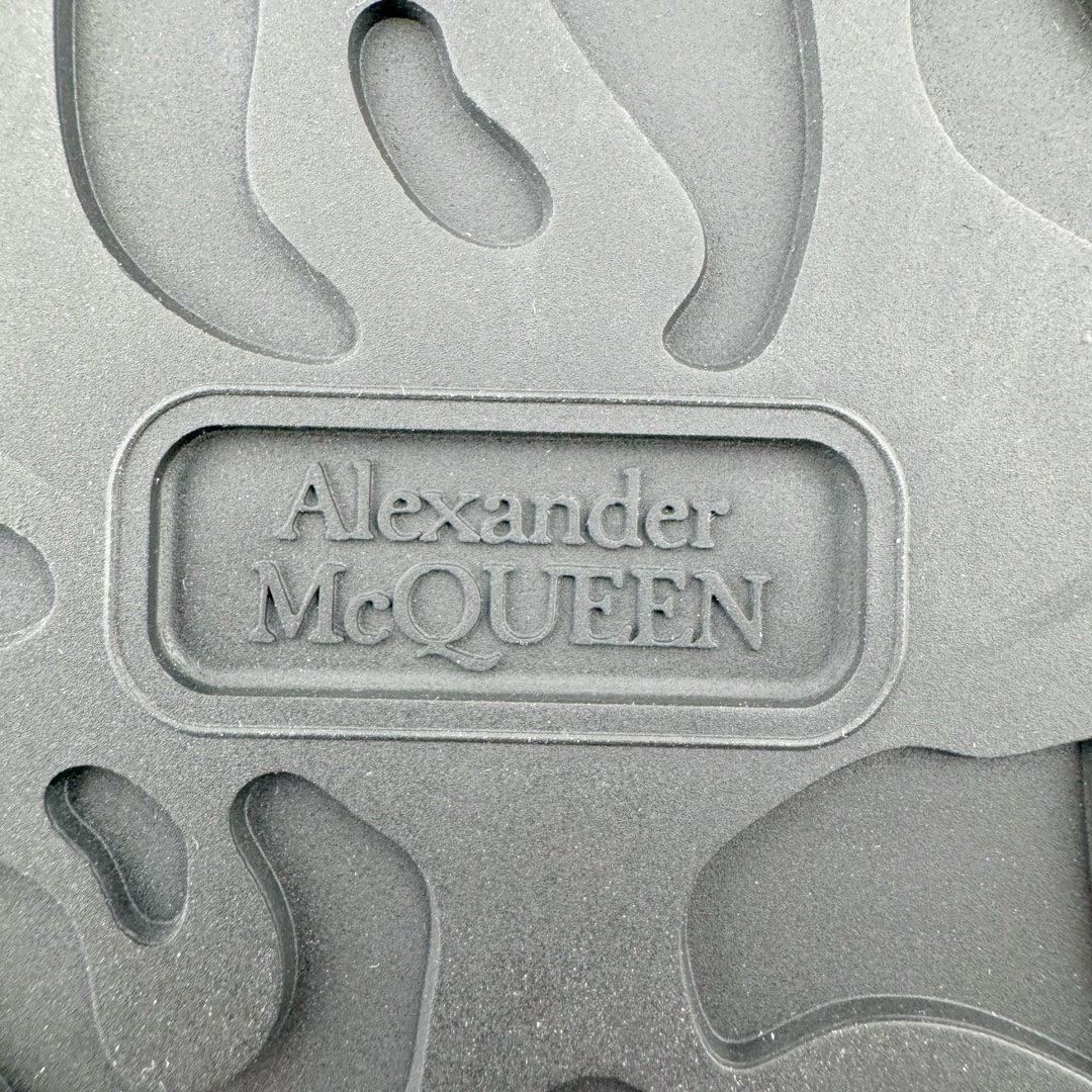 图片[19]-Alexander McQueen 亚历山大麦昆小白鞋拉链款 全套专柜包装物及配件(附送快递加固牛皮纸盒)右脚鞋面嵌入核心防伪芯片装置,秒杀市面文案版本 支持NFC原码独立扫描 采用丝绸硬质头层小牛皮鞋面材质 内外超软小羊皮贴脚透气及超软PU脚感乳胶物料鞋 外置原抽真空高密度增高底 白色光滑牛皮革系带运动鞋，圆头设计，鞋跟点缀黑色绒面革细节。搭配宽扁鞋带，鞋舌和后帮饰有 Alexander McQueen 品牌标志。阔型橡胶鞋底。运动鞋另配一副鞋带材料 100% 小牛皮 所有细节与原版一致 尺码：35 36 37 38 39 40 41 42 43 44 45-选品中心