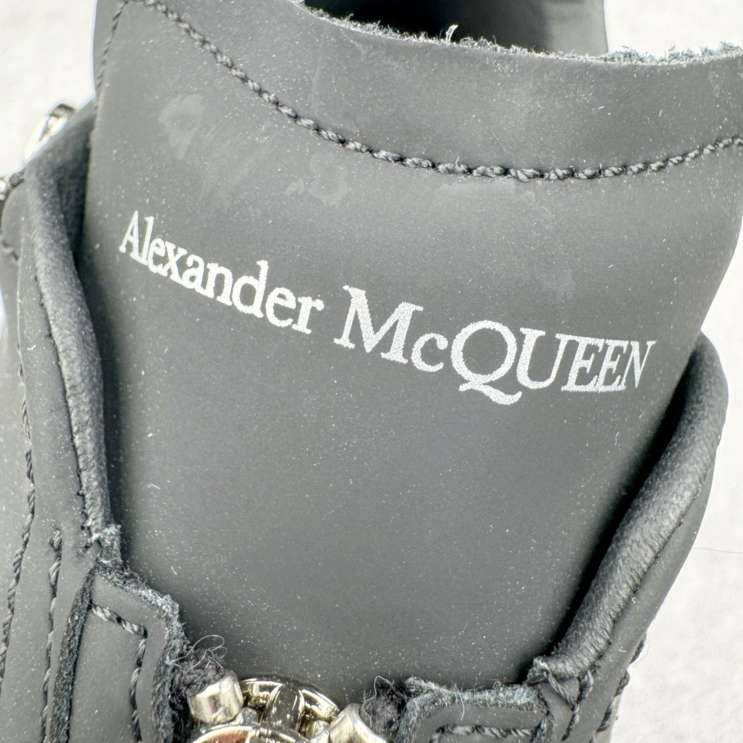 图片[13]-Alexander McQueen 亚历山大麦昆小白鞋拉链款 全套专柜包装物及配件(附送快递加固牛皮纸盒)右脚鞋面嵌入核心防伪芯片装置,秒杀市面文案版本 支持NFC原码独立扫描 采用丝绸硬质头层小牛皮鞋面材质 内外超软小羊皮贴脚透气及超软PU脚感乳胶物料鞋 外置原抽真空高密度增高底 白色光滑牛皮革系带运动鞋，圆头设计，鞋跟点缀黑色绒面革细节。搭配宽扁鞋带，鞋舌和后帮饰有 Alexander McQueen 品牌标志。阔型橡胶鞋底。运动鞋另配一副鞋带材料 100% 小牛皮 所有细节与原版一致 尺码：35 36 37 38 39 40 41 42 43 44 45-选品中心