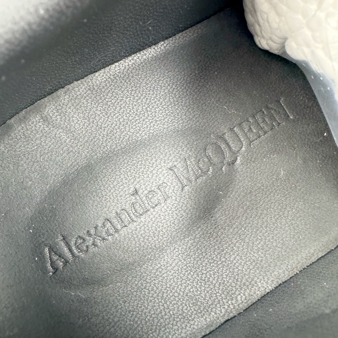 图片[12]-Alexander McQueen 亚历山大麦昆小白鞋拉链款 全套专柜包装物及配件(附送快递加固牛皮纸盒)右脚鞋面嵌入核心防伪芯片装置,秒杀市面文案版本 支持NFC原码独立扫描 采用丝绸硬质头层小牛皮鞋面材质 内外超软小羊皮贴脚透气及超软PU脚感乳胶物料鞋 外置原抽真空高密度增高底 白色光滑牛皮革系带运动鞋，圆头设计，鞋跟点缀黑色绒面革细节。搭配宽扁鞋带，鞋舌和后帮饰有 Alexander McQueen 品牌标志。阔型橡胶鞋底。运动鞋另配一副鞋带材料 100% 小牛皮 所有细节与原版一致 尺码：35 36 37 38 39 40 41 42 43 44 45-选品中心