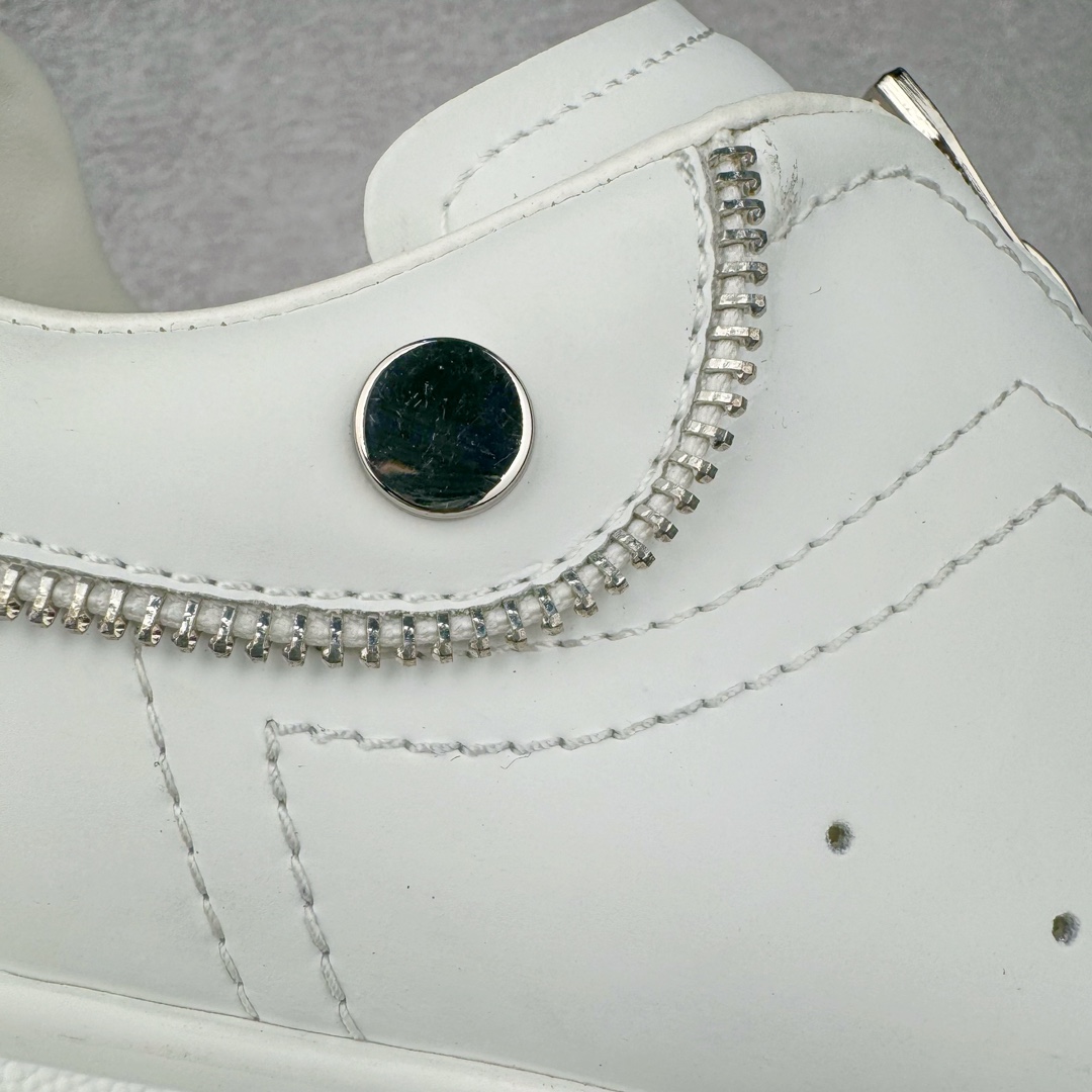 图片[14]-Alexander McQueen 亚历山大麦昆小白鞋拉链款 全套专柜包装物及配件(附送快递加固牛皮纸盒)右脚鞋面嵌入核心防伪芯片装置,秒杀市面文案版本 支持NFC原码独立扫描 采用丝绸硬质头层小牛皮鞋面材质 内外超软小羊皮贴脚透气及超软PU脚感乳胶物料鞋 外置原抽真空高密度增高底 白色光滑牛皮革系带运动鞋，圆头设计，鞋跟点缀黑色绒面革细节。搭配宽扁鞋带，鞋舌和后帮饰有 Alexander McQueen 品牌标志。阔型橡胶鞋底。运动鞋另配一副鞋带材料 100% 小牛皮 所有细节与原版一致 尺码：35 36 37 38 39 40 41 42 43 44 45-选品中心