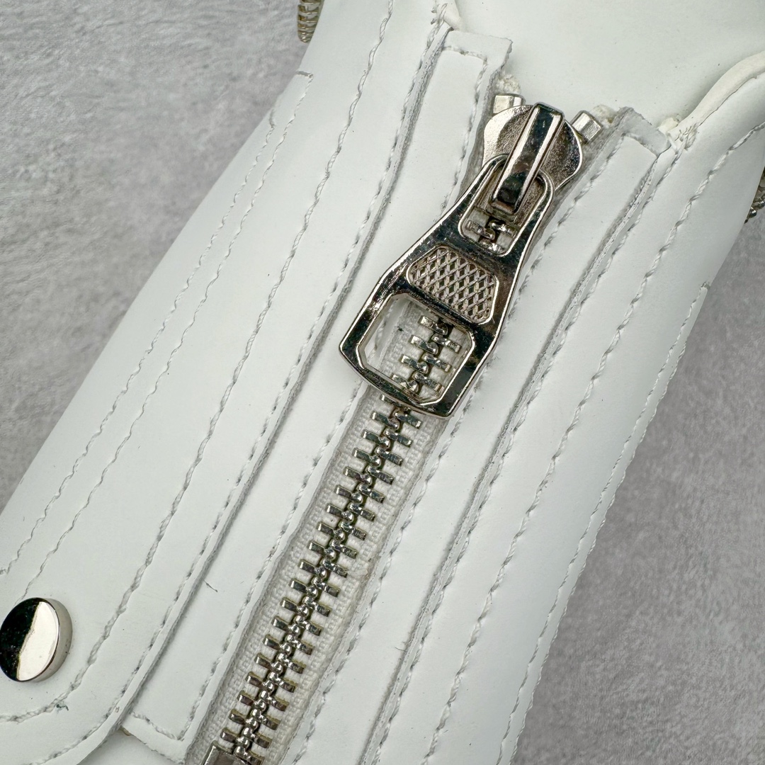 图片[11]-Alexander McQueen 亚历山大麦昆小白鞋拉链款 全套专柜包装物及配件(附送快递加固牛皮纸盒)右脚鞋面嵌入核心防伪芯片装置,秒杀市面文案版本 支持NFC原码独立扫描 采用丝绸硬质头层小牛皮鞋面材质 内外超软小羊皮贴脚透气及超软PU脚感乳胶物料鞋 外置原抽真空高密度增高底 白色光滑牛皮革系带运动鞋，圆头设计，鞋跟点缀黑色绒面革细节。搭配宽扁鞋带，鞋舌和后帮饰有 Alexander McQueen 品牌标志。阔型橡胶鞋底。运动鞋另配一副鞋带材料 100% 小牛皮 所有细节与原版一致 尺码：35 36 37 38 39 40 41 42 43 44 45-选品中心