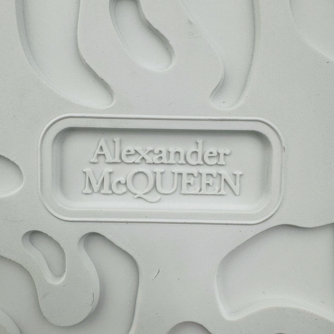 图片[18]-Alexander McQueen 亚历山大麦昆小白鞋拉链款 全套专柜包装物及配件(附送快递加固牛皮纸盒)右脚鞋面嵌入核心防伪芯片装置,秒杀市面文案版本 支持NFC原码独立扫描 采用丝绸硬质头层小牛皮鞋面材质 内外超软小羊皮贴脚透气及超软PU脚感乳胶物料鞋 外置原抽真空高密度增高底 白色光滑牛皮革系带运动鞋，圆头设计，鞋跟点缀黑色绒面革细节。搭配宽扁鞋带，鞋舌和后帮饰有 Alexander McQueen 品牌标志。阔型橡胶鞋底。运动鞋另配一副鞋带材料 100% 小牛皮 所有细节与原版一致 尺码：35 36 37 38 39 40 41 42 43 44 45-选品中心