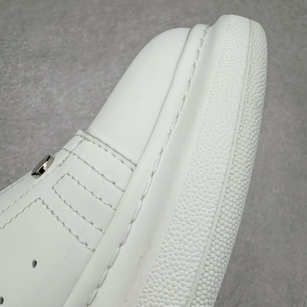 图片[17]-Alexander McQueen 亚历山大麦昆小白鞋拉链款 全套专柜包装物及配件(附送快递加固牛皮纸盒)右脚鞋面嵌入核心防伪芯片装置,秒杀市面文案版本 支持NFC原码独立扫描 采用丝绸硬质头层小牛皮鞋面材质 内外超软小羊皮贴脚透气及超软PU脚感乳胶物料鞋 外置原抽真空高密度增高底 白色光滑牛皮革系带运动鞋，圆头设计，鞋跟点缀黑色绒面革细节。搭配宽扁鞋带，鞋舌和后帮饰有 Alexander McQueen 品牌标志。阔型橡胶鞋底。运动鞋另配一副鞋带材料 100% 小牛皮 所有细节与原版一致 尺码：35 36 37 38 39 40 41 42 43 44 45-选品中心