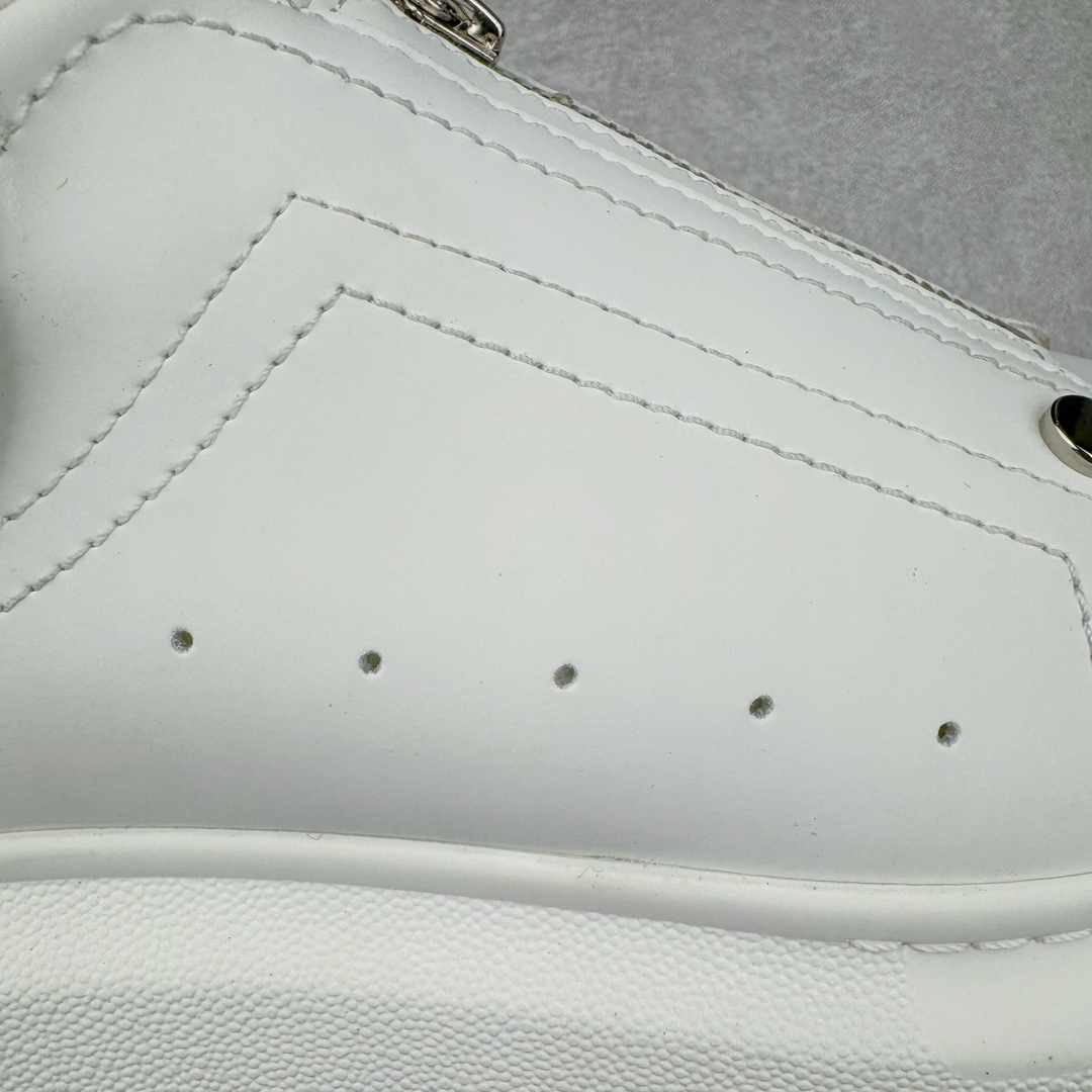 图片[15]-Alexander McQueen 亚历山大麦昆小白鞋拉链款 全套专柜包装物及配件(附送快递加固牛皮纸盒)右脚鞋面嵌入核心防伪芯片装置,秒杀市面文案版本 支持NFC原码独立扫描 采用丝绸硬质头层小牛皮鞋面材质 内外超软小羊皮贴脚透气及超软PU脚感乳胶物料鞋 外置原抽真空高密度增高底 白色光滑牛皮革系带运动鞋，圆头设计，鞋跟点缀黑色绒面革细节。搭配宽扁鞋带，鞋舌和后帮饰有 Alexander McQueen 品牌标志。阔型橡胶鞋底。运动鞋另配一副鞋带材料 100% 小牛皮 所有细节与原版一致 尺码：35 36 37 38 39 40 41 42 43 44 45-选品中心