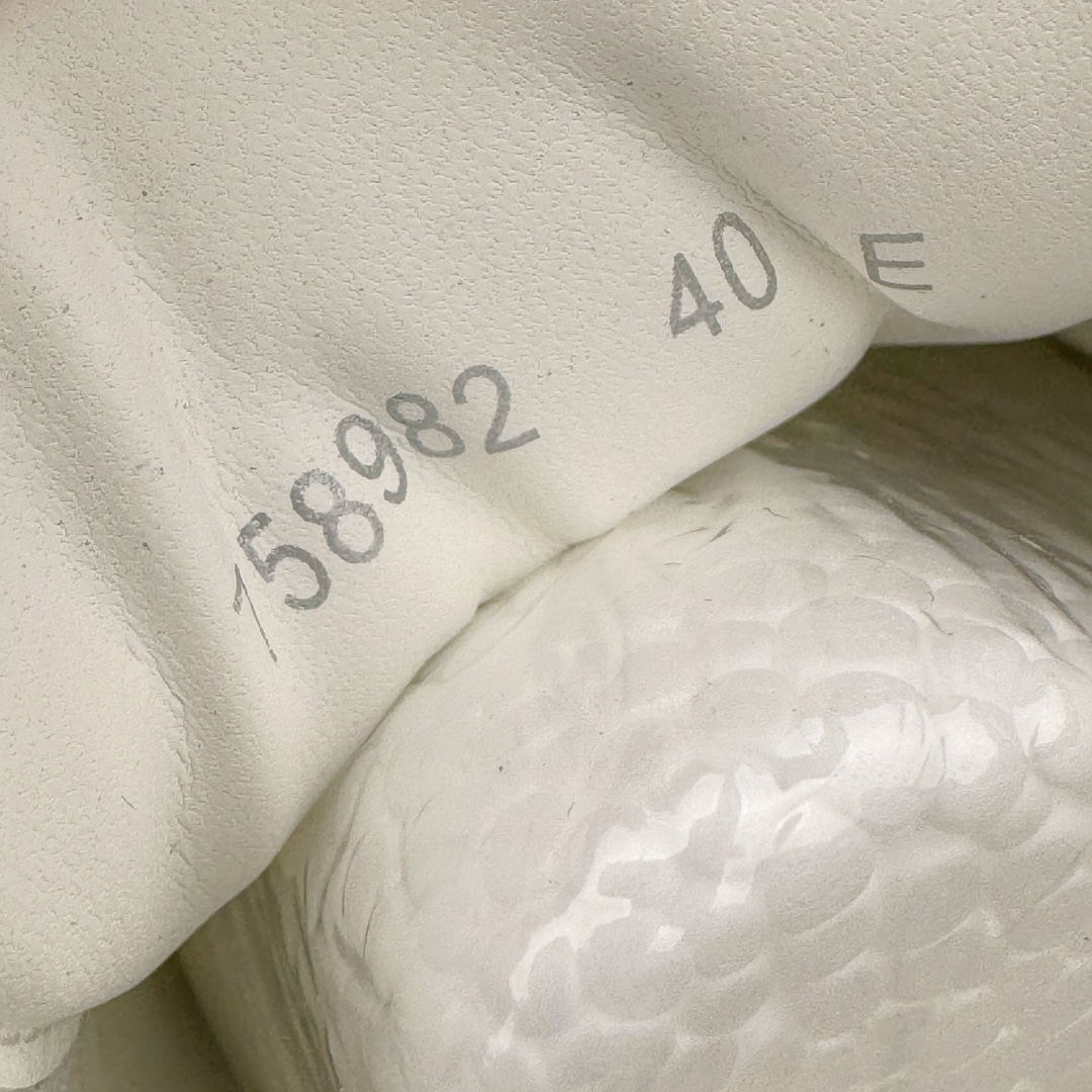 图片[20]-Alexander McQueen 亚历山大麦昆小白鞋拉链款 全套专柜包装物及配件(附送快递加固牛皮纸盒)右脚鞋面嵌入核心防伪芯片装置,秒杀市面文案版本 支持NFC原码独立扫描 采用丝绸硬质头层小牛皮鞋面材质 内外超软小羊皮贴脚透气及超软PU脚感乳胶物料鞋 外置原抽真空高密度增高底 白色光滑牛皮革系带运动鞋，圆头设计，鞋跟点缀黑色绒面革细节。搭配宽扁鞋带，鞋舌和后帮饰有 Alexander McQueen 品牌标志。阔型橡胶鞋底。运动鞋另配一副鞋带材料 100% 小牛皮 所有细节与原版一致 尺码：35 36 37 38 39 40 41 42 43 44 45-选品中心