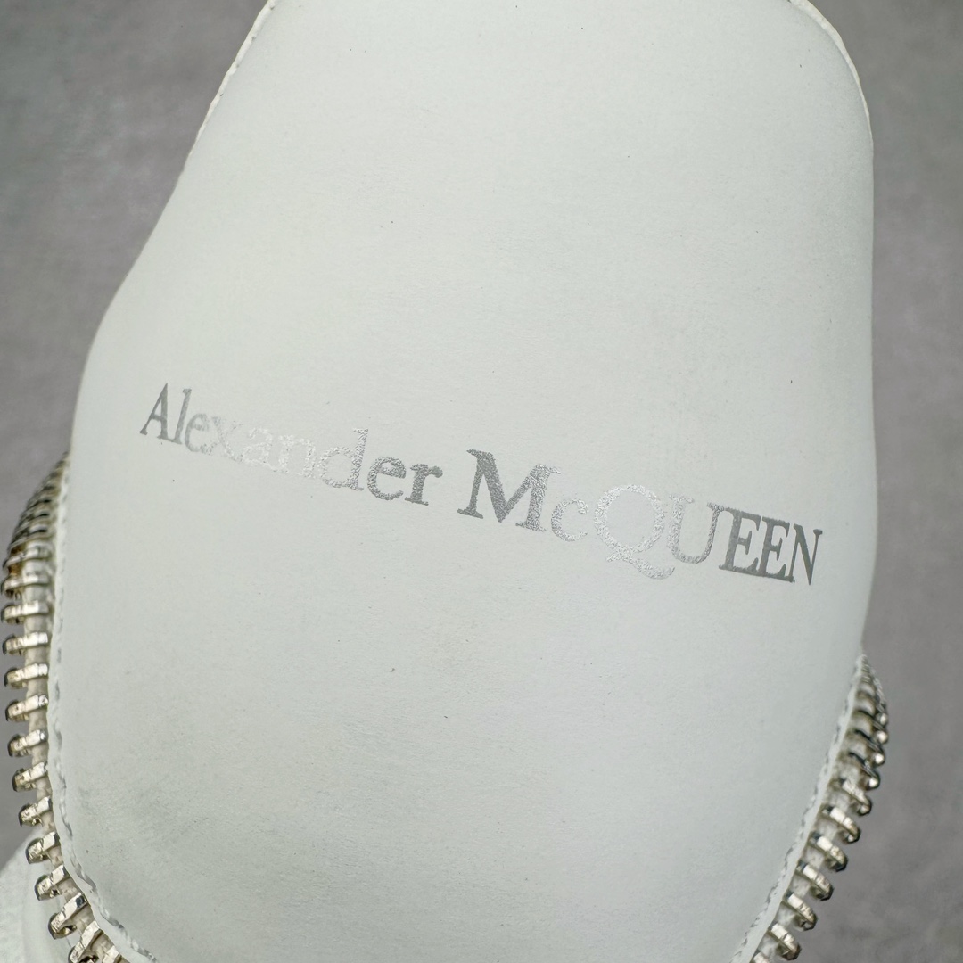 图片[13]-Alexander McQueen 亚历山大麦昆小白鞋拉链款 全套专柜包装物及配件(附送快递加固牛皮纸盒)右脚鞋面嵌入核心防伪芯片装置,秒杀市面文案版本 支持NFC原码独立扫描 采用丝绸硬质头层小牛皮鞋面材质 内外超软小羊皮贴脚透气及超软PU脚感乳胶物料鞋 外置原抽真空高密度增高底 白色光滑牛皮革系带运动鞋，圆头设计，鞋跟点缀黑色绒面革细节。搭配宽扁鞋带，鞋舌和后帮饰有 Alexander McQueen 品牌标志。阔型橡胶鞋底。运动鞋另配一副鞋带材料 100% 小牛皮 所有细节与原版一致 尺码：35 36 37 38 39 40 41 42 43 44 45-选品中心