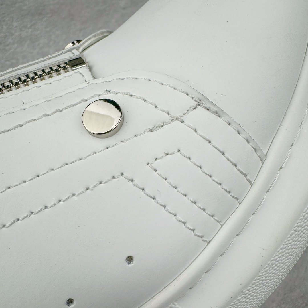 图片[16]-Alexander McQueen 亚历山大麦昆小白鞋拉链款 全套专柜包装物及配件(附送快递加固牛皮纸盒)右脚鞋面嵌入核心防伪芯片装置,秒杀市面文案版本 支持NFC原码独立扫描 采用丝绸硬质头层小牛皮鞋面材质 内外超软小羊皮贴脚透气及超软PU脚感乳胶物料鞋 外置原抽真空高密度增高底 白色光滑牛皮革系带运动鞋，圆头设计，鞋跟点缀黑色绒面革细节。搭配宽扁鞋带，鞋舌和后帮饰有 Alexander McQueen 品牌标志。阔型橡胶鞋底。运动鞋另配一副鞋带材料 100% 小牛皮 所有细节与原版一致 尺码：35 36 37 38 39 40 41 42 43 44 45-选品中心