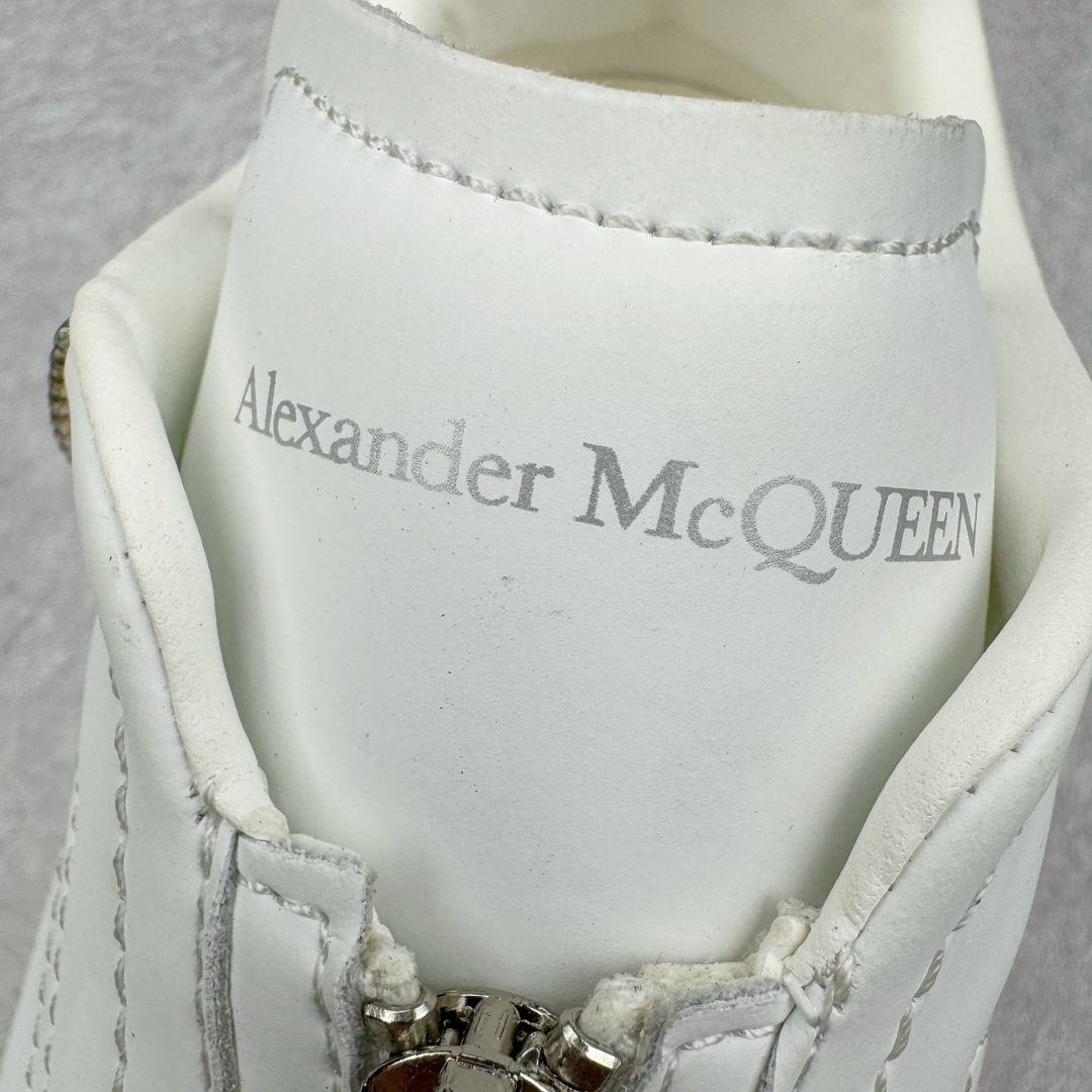 图片[10]-Alexander McQueen 亚历山大麦昆小白鞋拉链款 全套专柜包装物及配件(附送快递加固牛皮纸盒)右脚鞋面嵌入核心防伪芯片装置,秒杀市面文案版本 支持NFC原码独立扫描 采用丝绸硬质头层小牛皮鞋面材质 内外超软小羊皮贴脚透气及超软PU脚感乳胶物料鞋 外置原抽真空高密度增高底 白色光滑牛皮革系带运动鞋，圆头设计，鞋跟点缀黑色绒面革细节。搭配宽扁鞋带，鞋舌和后帮饰有 Alexander McQueen 品牌标志。阔型橡胶鞋底。运动鞋另配一副鞋带材料 100% 小牛皮 所有细节与原版一致 尺码：35 36 37 38 39 40 41 42 43 44 45-选品中心