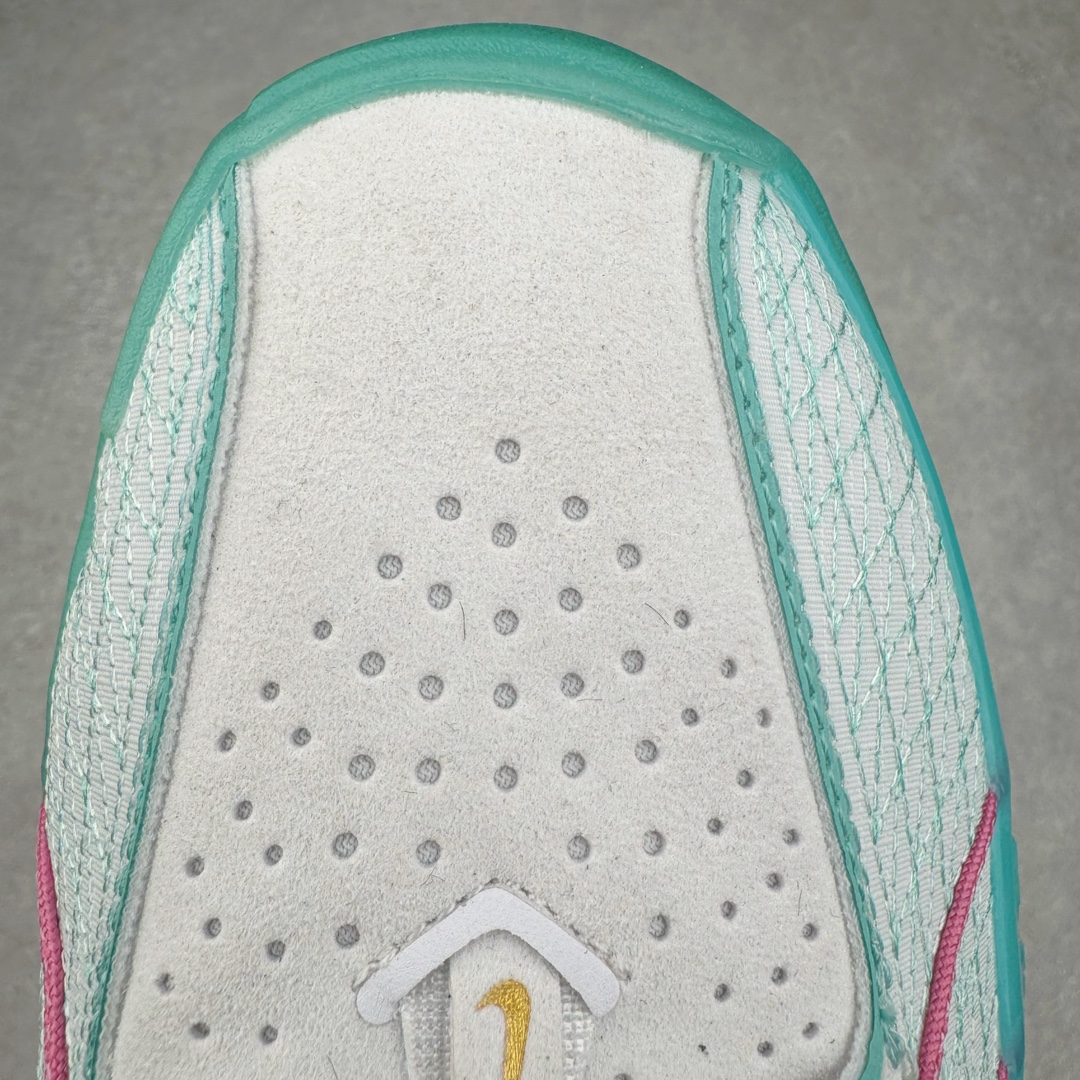 图片[20]-＃灭世/Max NK Air Zoom G.T.Cut 3 EP 实战系列篮球鞋 HM3699-161 全新GT Cut 3.0 全掌搭载了 ZoomX 泡棉 使得整双鞋在缓震表现上可谓相当优秀 拥有着顶级科技配置的同时 颜值设计也非常可观 整体鞋型仍然保留了前低后高的设计 G.T. Cut 传统的突进极速突破的感觉 鞋头麂皮材质和 NK Flywire 飞线工艺 相对来说包裹感更好了 必备的TPU 支撑片 两侧 Swoosh 的透气孔设计 起到散热透气的作用 鞋舌采用类似跑鞋的半开叉式设计 搭配鞋带既可以提升包裹感 又降低了运动中鞋舌乱跑的可能性 鞋子内里填充相当厚实 避免掉跟 尺码：39 40 40.5 41 42 42.5 43 44 44.5 45 46-选品中心