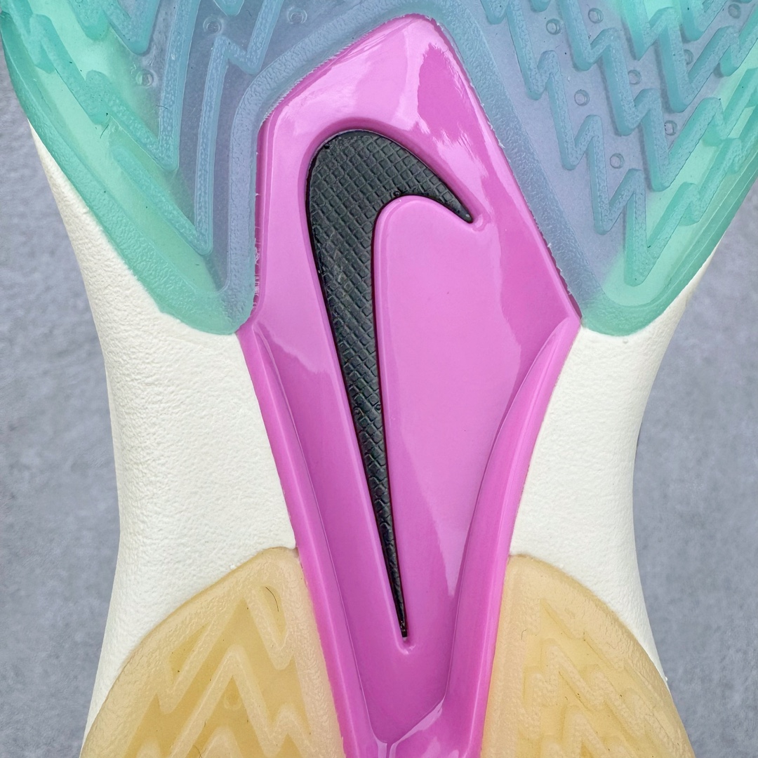 图片[16]-＃灭世/Max NK Air Zoom G.T.Cut 3 EP 实战系列篮球鞋 HM3699-161 全新GT Cut 3.0 全掌搭载了 ZoomX 泡棉 使得整双鞋在缓震表现上可谓相当优秀 拥有着顶级科技配置的同时 颜值设计也非常可观 整体鞋型仍然保留了前低后高的设计 G.T. Cut 传统的突进极速突破的感觉 鞋头麂皮材质和 NK Flywire 飞线工艺 相对来说包裹感更好了 必备的TPU 支撑片 两侧 Swoosh 的透气孔设计 起到散热透气的作用 鞋舌采用类似跑鞋的半开叉式设计 搭配鞋带既可以提升包裹感 又降低了运动中鞋舌乱跑的可能性 鞋子内里填充相当厚实 避免掉跟 尺码：39 40 40.5 41 42 42.5 43 44 44.5 45 46-选品中心