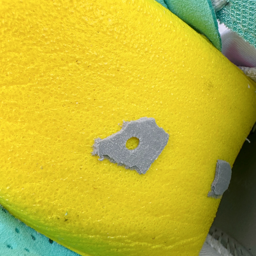 图片[11]-＃灭世/Max NK Air Zoom G.T.Cut 3 EP 实战系列篮球鞋 HM3699-161 全新GT Cut 3.0 全掌搭载了 ZoomX 泡棉 使得整双鞋在缓震表现上可谓相当优秀 拥有着顶级科技配置的同时 颜值设计也非常可观 整体鞋型仍然保留了前低后高的设计 G.T. Cut 传统的突进极速突破的感觉 鞋头麂皮材质和 NK Flywire 飞线工艺 相对来说包裹感更好了 必备的TPU 支撑片 两侧 Swoosh 的透气孔设计 起到散热透气的作用 鞋舌采用类似跑鞋的半开叉式设计 搭配鞋带既可以提升包裹感 又降低了运动中鞋舌乱跑的可能性 鞋子内里填充相当厚实 避免掉跟 尺码：39 40 40.5 41 42 42.5 43 44 44.5 45 46-选品中心