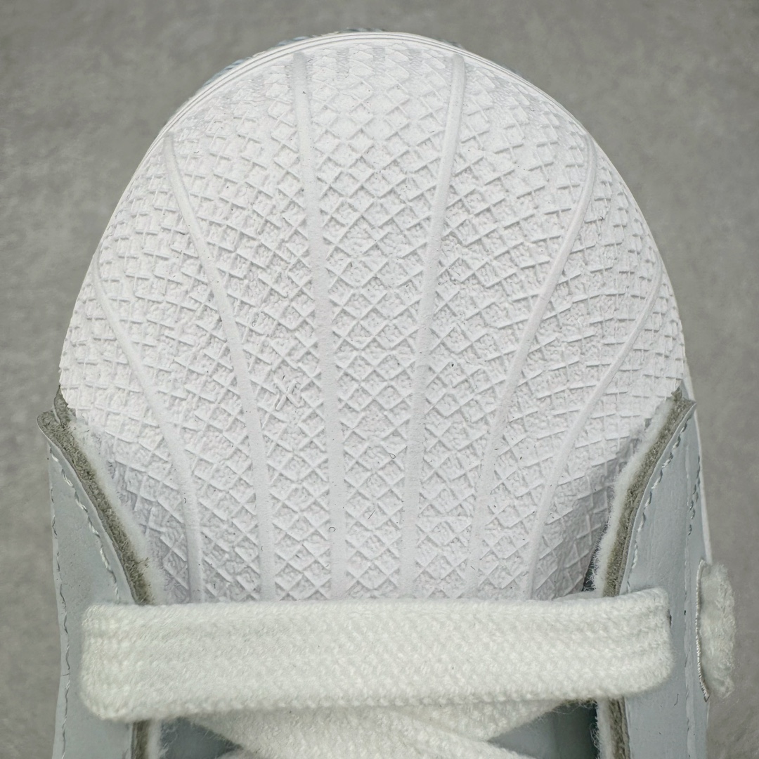 图片[15]-＃M纯原 AD Originals Superstar 经典贝壳头休闲板鞋 IF7021 头层抗裂牛皮加持 2024全新细节 注意区分旧版 随意对比市面 知名大厂出品 正常个位数利润的单价 百分百全新货品 零氧化发霉 给足利润空间操作 独家控货 平台正单 全套原纸板楦头开发 每道工序同步公司流程 确保原汁原味 完美呈现原鞋版型 原厂高频磨具加持 精准内部资源对接 Logo字体百分百还原 全鞋电脑针车 Logo针车间距针数原版一致 皮料切割冲裁零瑕疵 原鞋一致含胶量超耐磨大底 大几率过验 不对比市面只对比原鞋 只服务最高端市场 诞生于1969年 是第一双将全皮面鞋 身与橡胶鞋头结合在一起的低帮篮球鞋 Superstar最开始 是作为高帮篮球鞋Pro Model的低帮版本而出现的 但因为其独特和醒目的橡胶鞋头造型而让大家熟知 被大家形象地称为\\\”shelltoe\\\”贝壳头 在70年代的美国职业篮球场上 接近3/4的NBA球员都将这双Superstar作为场上用鞋 80年代之后 经过不断的改良和发展 Superstar逐渐成为横跨时装、音乐、街头文化、休闲和运动等各大领域的时尚潮鞋 尺码：36 36.5 37 38 38.5 39 40 40.5 41 42 42.5 43 44 44.5 45 46-选品中心