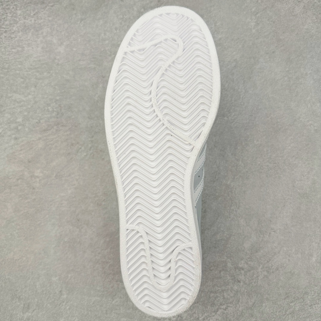 图片[9]-＃M纯原 AD Originals Superstar 经典贝壳头休闲板鞋 IF7021 头层抗裂牛皮加持 2024全新细节 注意区分旧版 随意对比市面 知名大厂出品 正常个位数利润的单价 百分百全新货品 零氧化发霉 给足利润空间操作 独家控货 平台正单 全套原纸板楦头开发 每道工序同步公司流程 确保原汁原味 完美呈现原鞋版型 原厂高频磨具加持 精准内部资源对接 Logo字体百分百还原 全鞋电脑针车 Logo针车间距针数原版一致 皮料切割冲裁零瑕疵 原鞋一致含胶量超耐磨大底 大几率过验 不对比市面只对比原鞋 只服务最高端市场 诞生于1969年 是第一双将全皮面鞋 身与橡胶鞋头结合在一起的低帮篮球鞋 Superstar最开始 是作为高帮篮球鞋Pro Model的低帮版本而出现的 但因为其独特和醒目的橡胶鞋头造型而让大家熟知 被大家形象地称为\\\”shelltoe\\\”贝壳头 在70年代的美国职业篮球场上 接近3/4的NBA球员都将这双Superstar作为场上用鞋 80年代之后 经过不断的改良和发展 Superstar逐渐成为横跨时装、音乐、街头文化、休闲和运动等各大领域的时尚潮鞋 尺码：36 36.5 37 38 38.5 39 40 40.5 41 42 42.5 43 44 44.5 45 46-选品中心