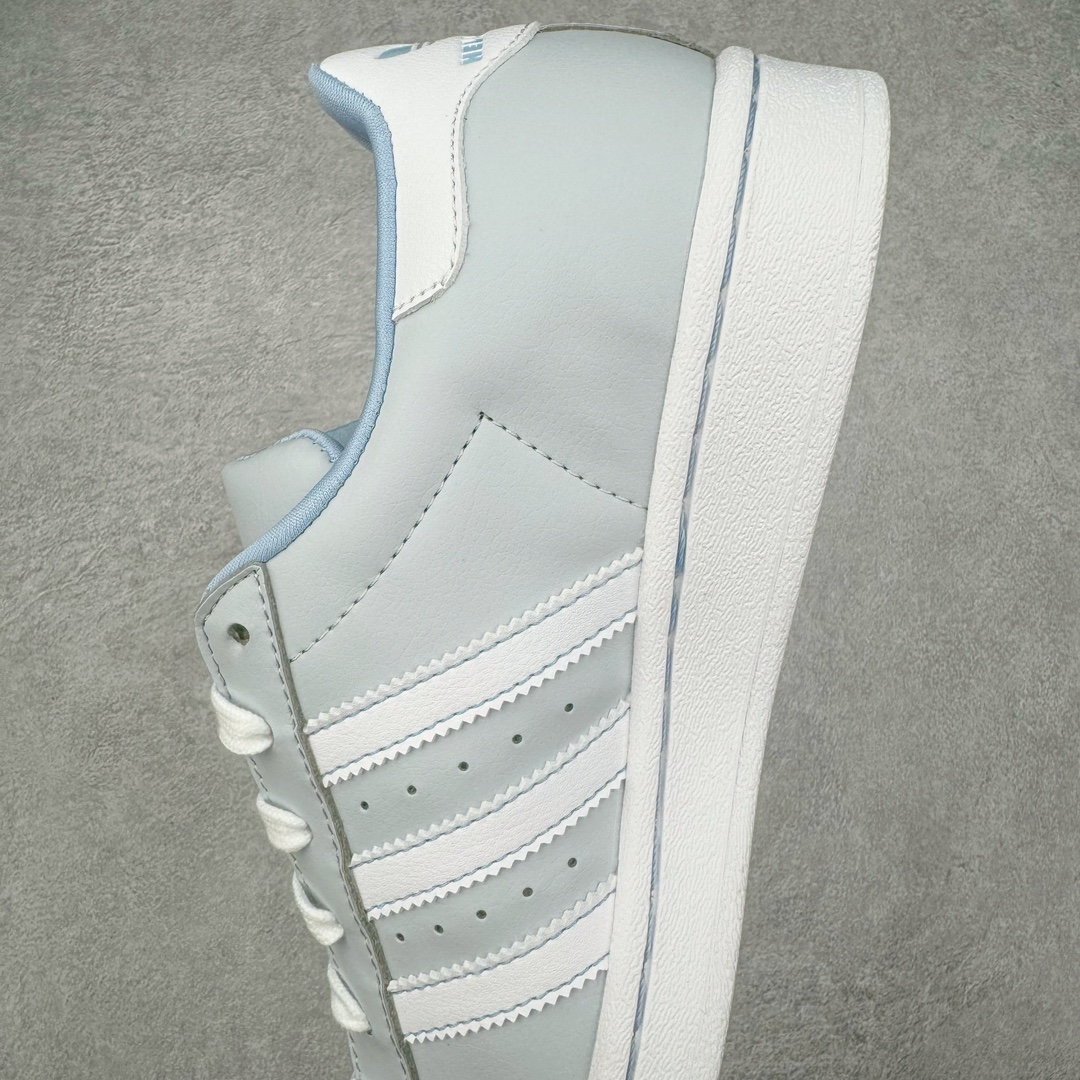 图片[7]-＃M纯原 AD Originals Superstar 经典贝壳头休闲板鞋 IF7021 头层抗裂牛皮加持 2024全新细节 注意区分旧版 随意对比市面 知名大厂出品 正常个位数利润的单价 百分百全新货品 零氧化发霉 给足利润空间操作 独家控货 平台正单 全套原纸板楦头开发 每道工序同步公司流程 确保原汁原味 完美呈现原鞋版型 原厂高频磨具加持 精准内部资源对接 Logo字体百分百还原 全鞋电脑针车 Logo针车间距针数原版一致 皮料切割冲裁零瑕疵 原鞋一致含胶量超耐磨大底 大几率过验 不对比市面只对比原鞋 只服务最高端市场 诞生于1969年 是第一双将全皮面鞋 身与橡胶鞋头结合在一起的低帮篮球鞋 Superstar最开始 是作为高帮篮球鞋Pro Model的低帮版本而出现的 但因为其独特和醒目的橡胶鞋头造型而让大家熟知 被大家形象地称为\\\”shelltoe\\\”贝壳头 在70年代的美国职业篮球场上 接近3/4的NBA球员都将这双Superstar作为场上用鞋 80年代之后 经过不断的改良和发展 Superstar逐渐成为横跨时装、音乐、街头文化、休闲和运动等各大领域的时尚潮鞋 尺码：36 36.5 37 38 38.5 39 40 40.5 41 42 42.5 43 44 44.5 45 46-选品中心