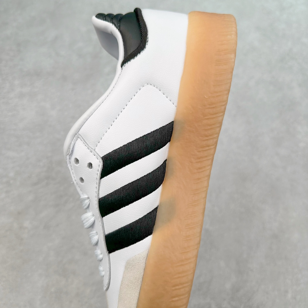 图片[7]-AD Samba XLG 桑巴舞加大厚底版系列德训风百搭松糕休闲运动板鞋生胶底 自Originals Samba成功借势Blokecore风潮一跃成为街头巷尾的焦点鞋款后,不论是围绕Samba本身打造的各式「变种版本」,还是以Samba为蓝本打造联名鞋款,都成为了时尚潮流人士日常穿搭首选。Samba XLG是adidas Originals不断扩展XLG系列的一部分,旨在与年轻文化相契合,迎合那些希望通过个性时尚表达自我而不愿牺牲舒适度的年轻群体。街头时尚领域的Gen Z特别偏爱宽松的穿着风格。Samba XLG针对这一点做了创新。它在延续Samba OG经典设计的基础上,迎合年轻群体的穿着习惯,重塑为宽大的鞋身比例轮廓以及加厚中底,让消费者轻松展示自己独特的风格。全新的Samba XLG系列不仅迎合了当下年轻群体的穿搭习惯,加宽了鞋身比例以及将中底进一步增厚,在视觉比例上更加饱满,同时还保留了经典Samba的细节,这样一来,鞋迷朋友在穿搭上不仅能更加个性化,而且还能延续一定的复古感受。尺码：36 36⅔ 37⅓ 38 38⅔ 39⅓ 40 40⅔ 41⅓ 42 42⅔ 43⅓ 44 45-选品中心