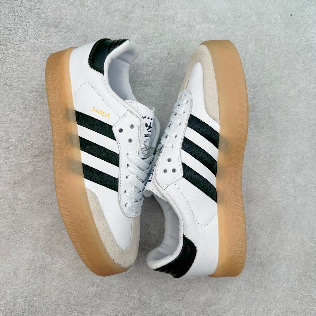 图片[3]-AD Samba XLG 桑巴舞加大厚底版系列德训风百搭松糕休闲运动板鞋生胶底 自Originals Samba成功借势Blokecore风潮一跃成为街头巷尾的焦点鞋款后,不论是围绕Samba本身打造的各式「变种版本」,还是以Samba为蓝本打造联名鞋款,都成为了时尚潮流人士日常穿搭首选。Samba XLG是adidas Originals不断扩展XLG系列的一部分,旨在与年轻文化相契合,迎合那些希望通过个性时尚表达自我而不愿牺牲舒适度的年轻群体。街头时尚领域的Gen Z特别偏爱宽松的穿着风格。Samba XLG针对这一点做了创新。它在延续Samba OG经典设计的基础上,迎合年轻群体的穿着习惯,重塑为宽大的鞋身比例轮廓以及加厚中底,让消费者轻松展示自己独特的风格。全新的Samba XLG系列不仅迎合了当下年轻群体的穿搭习惯,加宽了鞋身比例以及将中底进一步增厚,在视觉比例上更加饱满,同时还保留了经典Samba的细节,这样一来,鞋迷朋友在穿搭上不仅能更加个性化,而且还能延续一定的复古感受。尺码：36 36⅔ 37⅓ 38 38⅔ 39⅓ 40 40⅔ 41⅓ 42 42⅔ 43⅓ 44 45-选品中心