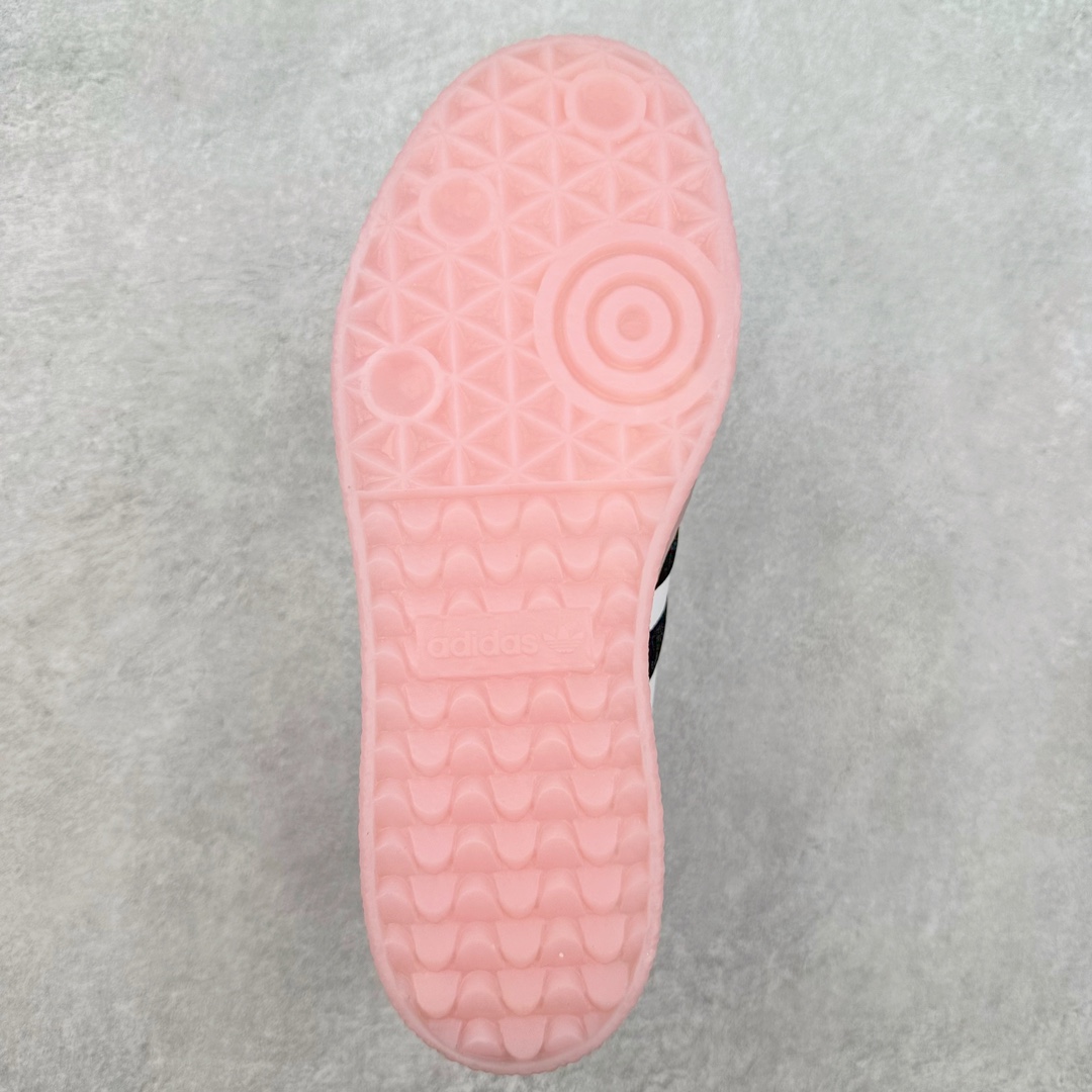 图片[9]-AD Samba XLG 桑巴舞加大厚底版系列德训风百搭松糕休闲运动板鞋生胶底 自Originals Samba成功借势Blokecore风潮一跃成为街头巷尾的焦点鞋款后,不论是围绕Samba本身打造的各式「变种版本」,还是以Samba为蓝本打造联名鞋款,都成为了时尚潮流人士日常穿搭首选。Samba XLG是adidas Originals不断扩展XLG系列的一部分,旨在与年轻文化相契合,迎合那些希望通过个性时尚表达自我而不愿牺牲舒适度的年轻群体。街头时尚领域的Gen Z特别偏爱宽松的穿着风格。Samba XLG针对这一点做了创新。它在延续Samba OG经典设计的基础上,迎合年轻群体的穿着习惯,重塑为宽大的鞋身比例轮廓以及加厚中底,让消费者轻松展示自己独特的风格。全新的Samba XLG系列不仅迎合了当下年轻群体的穿搭习惯,加宽了鞋身比例以及将中底进一步增厚,在视觉比例上更加饱满,同时还保留了经典Samba的细节,这样一来,鞋迷朋友在穿搭上不仅能更加个性化,而且还能延续一定的复古感受。尺码：36 36⅔ 37⅓ 38 38⅔ 39⅓ 40 40⅔ 41⅓ 42 42⅔ 43⅓ 44 45-选品中心