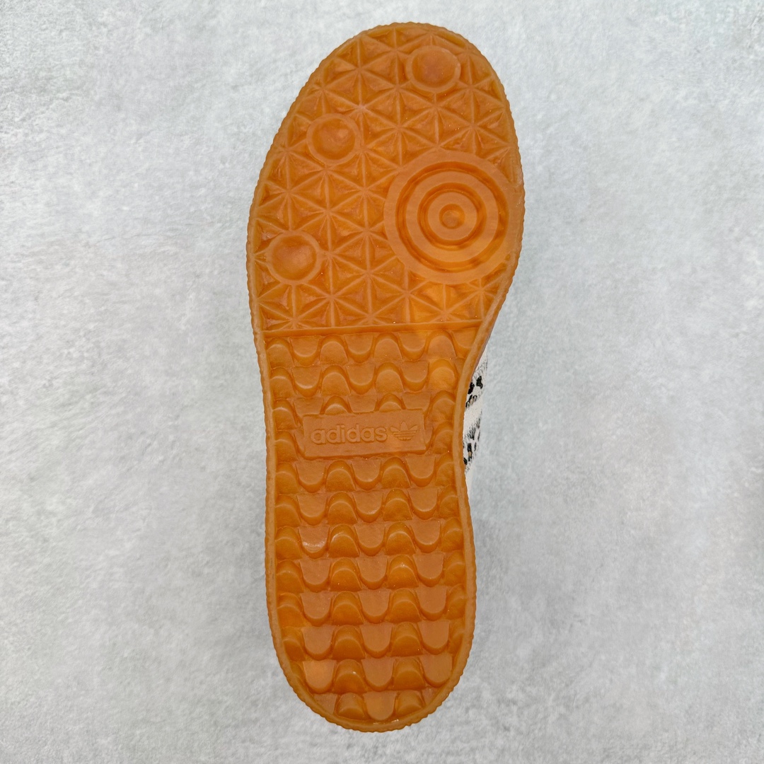 图片[9]-AD Samba XLG 桑巴舞加大厚底版系列德训风百搭松糕休闲运动板鞋生胶底 自Originals Samba成功借势Blokecore风潮一跃成为街头巷尾的焦点鞋款后,不论是围绕Samba本身打造的各式「变种版本」,还是以Samba为蓝本打造联名鞋款,都成为了时尚潮流人士日常穿搭首选。Samba XLG是adidas Originals不断扩展XLG系列的一部分,旨在与年轻文化相契合,迎合那些希望通过个性时尚表达自我而不愿牺牲舒适度的年轻群体。街头时尚领域的Gen Z特别偏爱宽松的穿着风格。Samba XLG针对这一点做了创新。它在延续Samba OG经典设计的基础上,迎合年轻群体的穿着习惯,重塑为宽大的鞋身比例轮廓以及加厚中底,让消费者轻松展示自己独特的风格。全新的Samba XLG系列不仅迎合了当下年轻群体的穿搭习惯,加宽了鞋身比例以及将中底进一步增厚,在视觉比例上更加饱满,同时还保留了经典Samba的细节,这样一来,鞋迷朋友在穿搭上不仅能更加个性化,而且还能延续一定的复古感受。尺码：36 36⅔ 37⅓ 38 38⅔ 39⅓ 40 40⅔ 41⅓ 42 42⅔ 43⅓ 44 45-选品中心