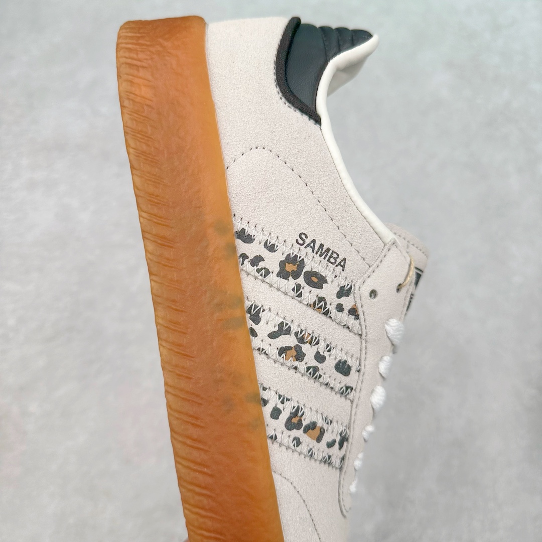 图片[6]-AD Samba XLG 桑巴舞加大厚底版系列德训风百搭松糕休闲运动板鞋生胶底 自Originals Samba成功借势Blokecore风潮一跃成为街头巷尾的焦点鞋款后,不论是围绕Samba本身打造的各式「变种版本」,还是以Samba为蓝本打造联名鞋款,都成为了时尚潮流人士日常穿搭首选。Samba XLG是adidas Originals不断扩展XLG系列的一部分,旨在与年轻文化相契合,迎合那些希望通过个性时尚表达自我而不愿牺牲舒适度的年轻群体。街头时尚领域的Gen Z特别偏爱宽松的穿着风格。Samba XLG针对这一点做了创新。它在延续Samba OG经典设计的基础上,迎合年轻群体的穿着习惯,重塑为宽大的鞋身比例轮廓以及加厚中底,让消费者轻松展示自己独特的风格。全新的Samba XLG系列不仅迎合了当下年轻群体的穿搭习惯,加宽了鞋身比例以及将中底进一步增厚,在视觉比例上更加饱满,同时还保留了经典Samba的细节,这样一来,鞋迷朋友在穿搭上不仅能更加个性化,而且还能延续一定的复古感受。尺码：36 36⅔ 37⅓ 38 38⅔ 39⅓ 40 40⅔ 41⅓ 42 42⅔ 43⅓ 44 45-选品中心