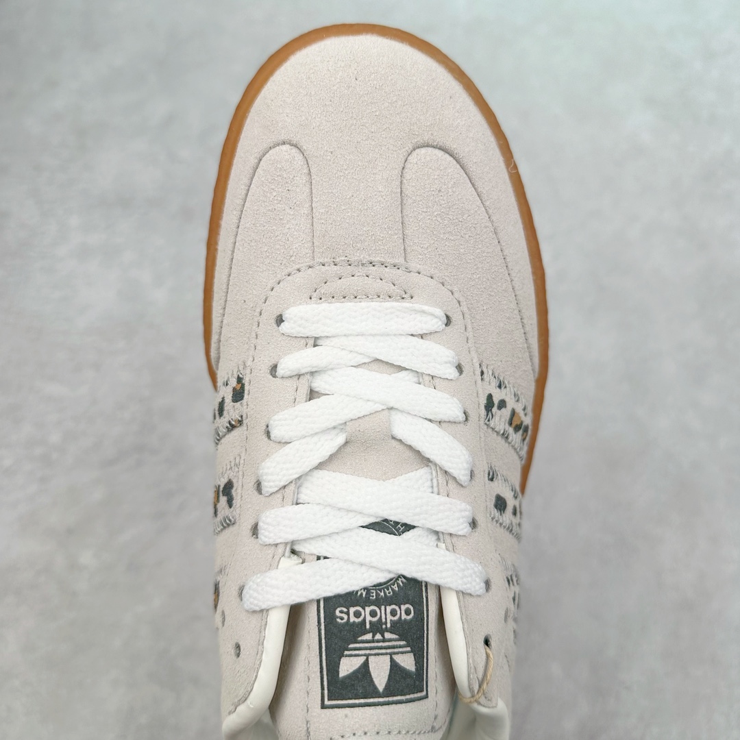 图片[4]-AD Samba XLG 桑巴舞加大厚底版系列德训风百搭松糕休闲运动板鞋生胶底 自Originals Samba成功借势Blokecore风潮一跃成为街头巷尾的焦点鞋款后,不论是围绕Samba本身打造的各式「变种版本」,还是以Samba为蓝本打造联名鞋款,都成为了时尚潮流人士日常穿搭首选。Samba XLG是adidas Originals不断扩展XLG系列的一部分,旨在与年轻文化相契合,迎合那些希望通过个性时尚表达自我而不愿牺牲舒适度的年轻群体。街头时尚领域的Gen Z特别偏爱宽松的穿着风格。Samba XLG针对这一点做了创新。它在延续Samba OG经典设计的基础上,迎合年轻群体的穿着习惯,重塑为宽大的鞋身比例轮廓以及加厚中底,让消费者轻松展示自己独特的风格。全新的Samba XLG系列不仅迎合了当下年轻群体的穿搭习惯,加宽了鞋身比例以及将中底进一步增厚,在视觉比例上更加饱满,同时还保留了经典Samba的细节,这样一来,鞋迷朋友在穿搭上不仅能更加个性化,而且还能延续一定的复古感受。尺码：36 36⅔ 37⅓ 38 38⅔ 39⅓ 40 40⅔ 41⅓ 42 42⅔ 43⅓ 44 45-选品中心