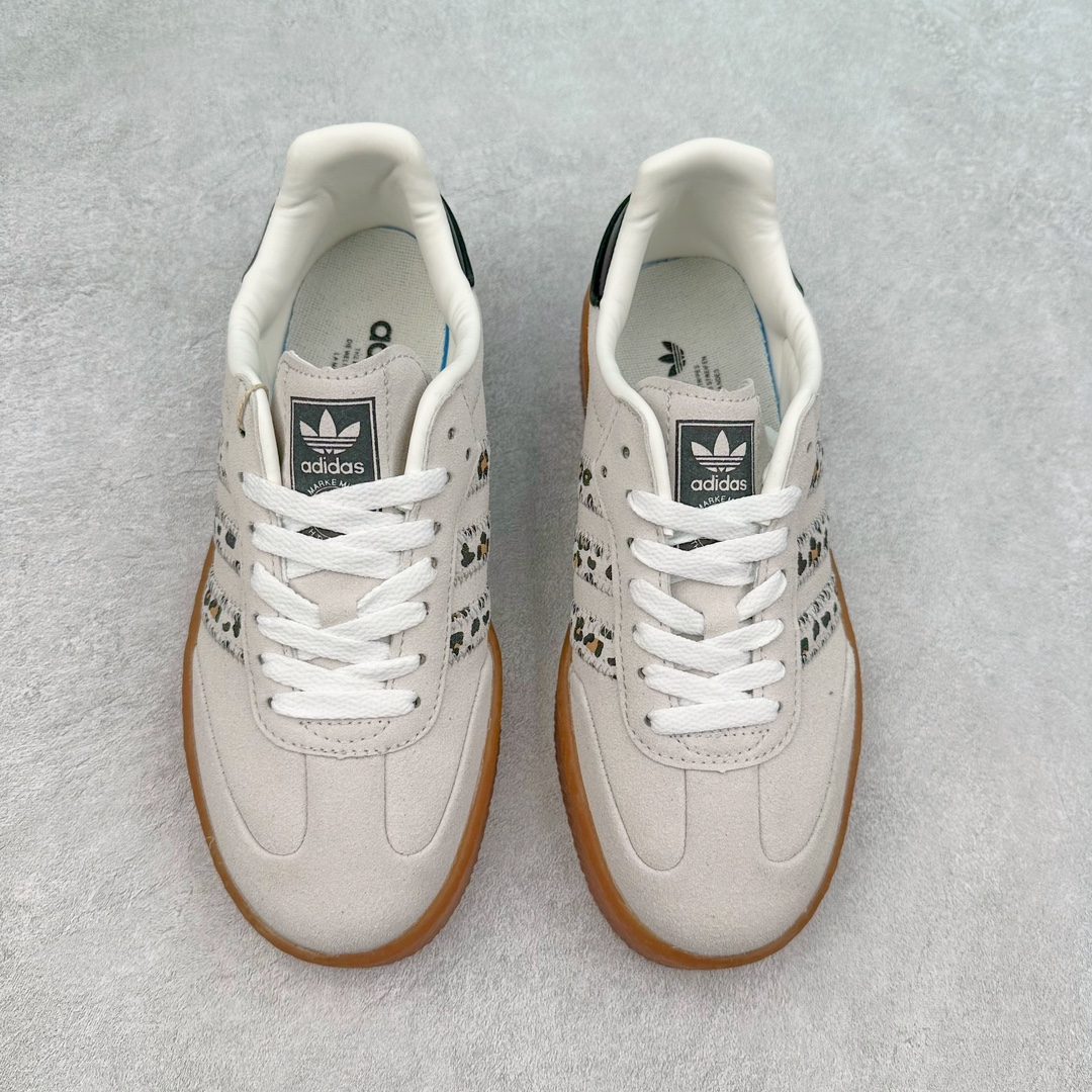 图片[2]-AD Samba XLG 桑巴舞加大厚底版系列德训风百搭松糕休闲运动板鞋生胶底 自Originals Samba成功借势Blokecore风潮一跃成为街头巷尾的焦点鞋款后,不论是围绕Samba本身打造的各式「变种版本」,还是以Samba为蓝本打造联名鞋款,都成为了时尚潮流人士日常穿搭首选。Samba XLG是adidas Originals不断扩展XLG系列的一部分,旨在与年轻文化相契合,迎合那些希望通过个性时尚表达自我而不愿牺牲舒适度的年轻群体。街头时尚领域的Gen Z特别偏爱宽松的穿着风格。Samba XLG针对这一点做了创新。它在延续Samba OG经典设计的基础上,迎合年轻群体的穿着习惯,重塑为宽大的鞋身比例轮廓以及加厚中底,让消费者轻松展示自己独特的风格。全新的Samba XLG系列不仅迎合了当下年轻群体的穿搭习惯,加宽了鞋身比例以及将中底进一步增厚,在视觉比例上更加饱满,同时还保留了经典Samba的细节,这样一来,鞋迷朋友在穿搭上不仅能更加个性化,而且还能延续一定的复古感受。尺码：36 36⅔ 37⅓ 38 38⅔ 39⅓ 40 40⅔ 41⅓ 42 42⅔ 43⅓ 44 45-选品中心