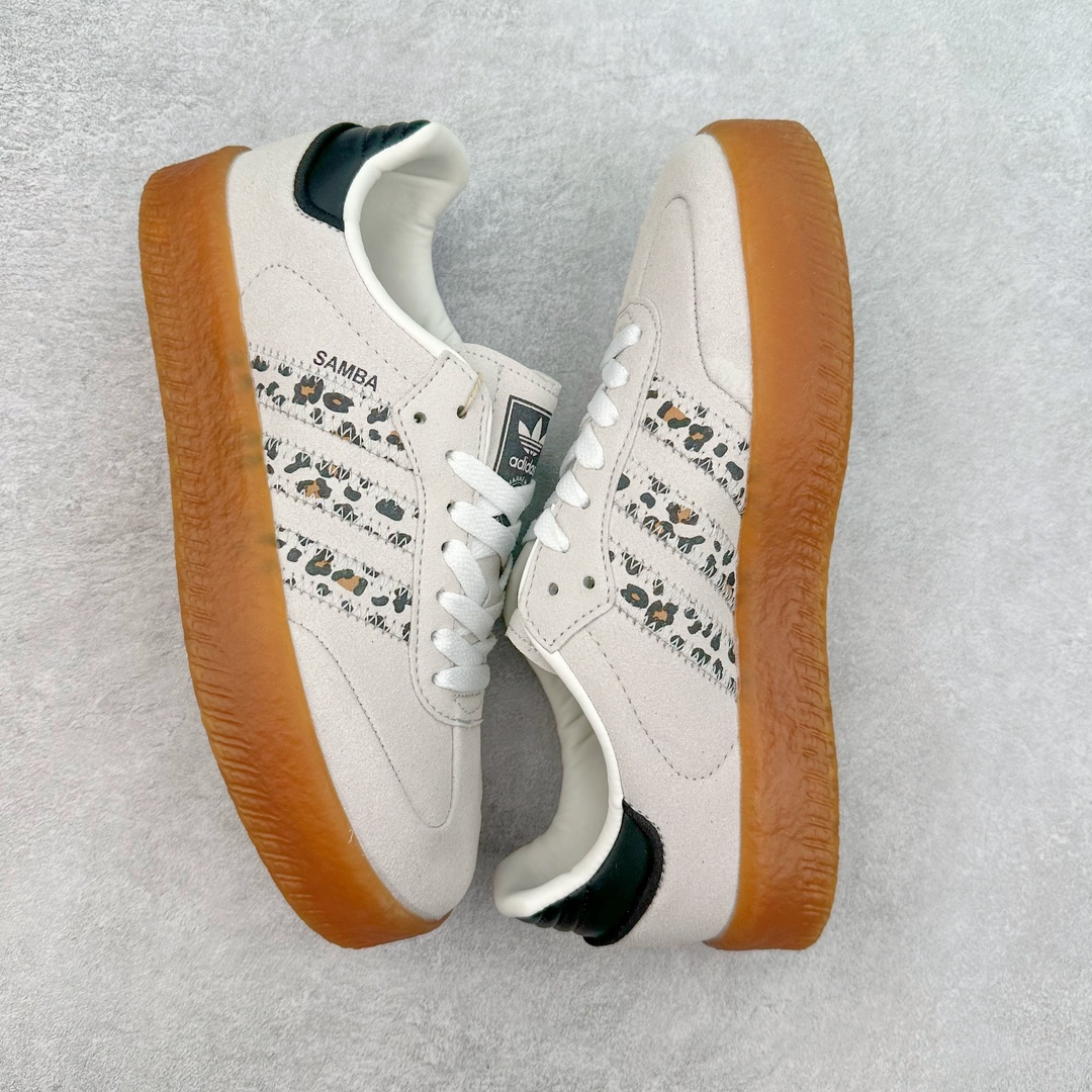 图片[3]-AD Samba XLG 桑巴舞加大厚底版系列德训风百搭松糕休闲运动板鞋生胶底 自Originals Samba成功借势Blokecore风潮一跃成为街头巷尾的焦点鞋款后,不论是围绕Samba本身打造的各式「变种版本」,还是以Samba为蓝本打造联名鞋款,都成为了时尚潮流人士日常穿搭首选。Samba XLG是adidas Originals不断扩展XLG系列的一部分,旨在与年轻文化相契合,迎合那些希望通过个性时尚表达自我而不愿牺牲舒适度的年轻群体。街头时尚领域的Gen Z特别偏爱宽松的穿着风格。Samba XLG针对这一点做了创新。它在延续Samba OG经典设计的基础上,迎合年轻群体的穿着习惯,重塑为宽大的鞋身比例轮廓以及加厚中底,让消费者轻松展示自己独特的风格。全新的Samba XLG系列不仅迎合了当下年轻群体的穿搭习惯,加宽了鞋身比例以及将中底进一步增厚,在视觉比例上更加饱满,同时还保留了经典Samba的细节,这样一来,鞋迷朋友在穿搭上不仅能更加个性化,而且还能延续一定的复古感受。尺码：36 36⅔ 37⅓ 38 38⅔ 39⅓ 40 40⅔ 41⅓ 42 42⅔ 43⅓ 44 45-选品中心