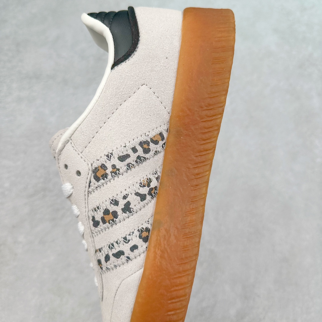 图片[7]-AD Samba XLG 桑巴舞加大厚底版系列德训风百搭松糕休闲运动板鞋生胶底 自Originals Samba成功借势Blokecore风潮一跃成为街头巷尾的焦点鞋款后,不论是围绕Samba本身打造的各式「变种版本」,还是以Samba为蓝本打造联名鞋款,都成为了时尚潮流人士日常穿搭首选。Samba XLG是adidas Originals不断扩展XLG系列的一部分,旨在与年轻文化相契合,迎合那些希望通过个性时尚表达自我而不愿牺牲舒适度的年轻群体。街头时尚领域的Gen Z特别偏爱宽松的穿着风格。Samba XLG针对这一点做了创新。它在延续Samba OG经典设计的基础上,迎合年轻群体的穿着习惯,重塑为宽大的鞋身比例轮廓以及加厚中底,让消费者轻松展示自己独特的风格。全新的Samba XLG系列不仅迎合了当下年轻群体的穿搭习惯,加宽了鞋身比例以及将中底进一步增厚,在视觉比例上更加饱满,同时还保留了经典Samba的细节,这样一来,鞋迷朋友在穿搭上不仅能更加个性化,而且还能延续一定的复古感受。尺码：36 36⅔ 37⅓ 38 38⅔ 39⅓ 40 40⅔ 41⅓ 42 42⅔ 43⅓ 44 45-选品中心