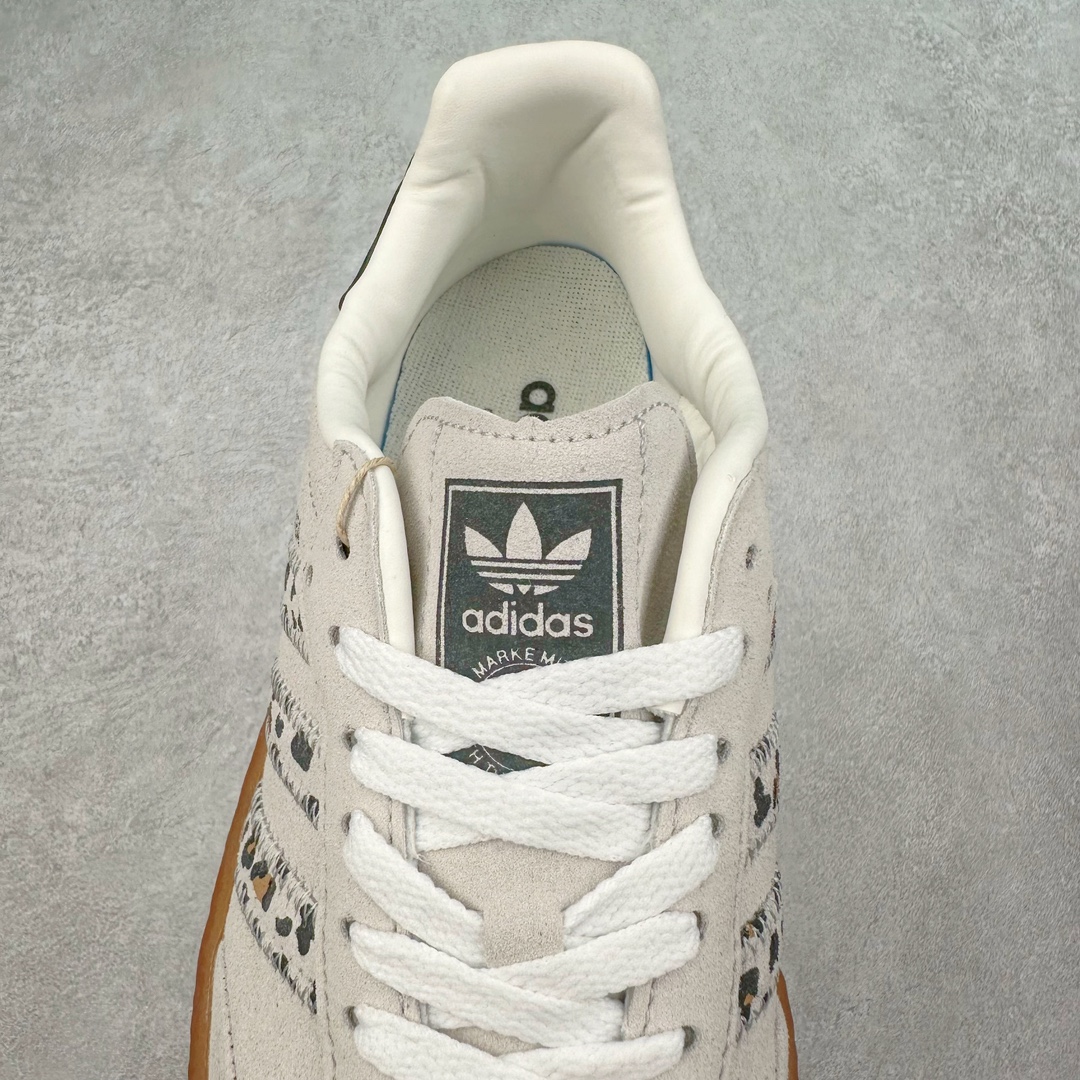 图片[5]-AD Samba XLG 桑巴舞加大厚底版系列德训风百搭松糕休闲运动板鞋生胶底 自Originals Samba成功借势Blokecore风潮一跃成为街头巷尾的焦点鞋款后,不论是围绕Samba本身打造的各式「变种版本」,还是以Samba为蓝本打造联名鞋款,都成为了时尚潮流人士日常穿搭首选。Samba XLG是adidas Originals不断扩展XLG系列的一部分,旨在与年轻文化相契合,迎合那些希望通过个性时尚表达自我而不愿牺牲舒适度的年轻群体。街头时尚领域的Gen Z特别偏爱宽松的穿着风格。Samba XLG针对这一点做了创新。它在延续Samba OG经典设计的基础上,迎合年轻群体的穿着习惯,重塑为宽大的鞋身比例轮廓以及加厚中底,让消费者轻松展示自己独特的风格。全新的Samba XLG系列不仅迎合了当下年轻群体的穿搭习惯,加宽了鞋身比例以及将中底进一步增厚,在视觉比例上更加饱满,同时还保留了经典Samba的细节,这样一来,鞋迷朋友在穿搭上不仅能更加个性化,而且还能延续一定的复古感受。尺码：36 36⅔ 37⅓ 38 38⅔ 39⅓ 40 40⅔ 41⅓ 42 42⅔ 43⅓ 44 45-选品中心