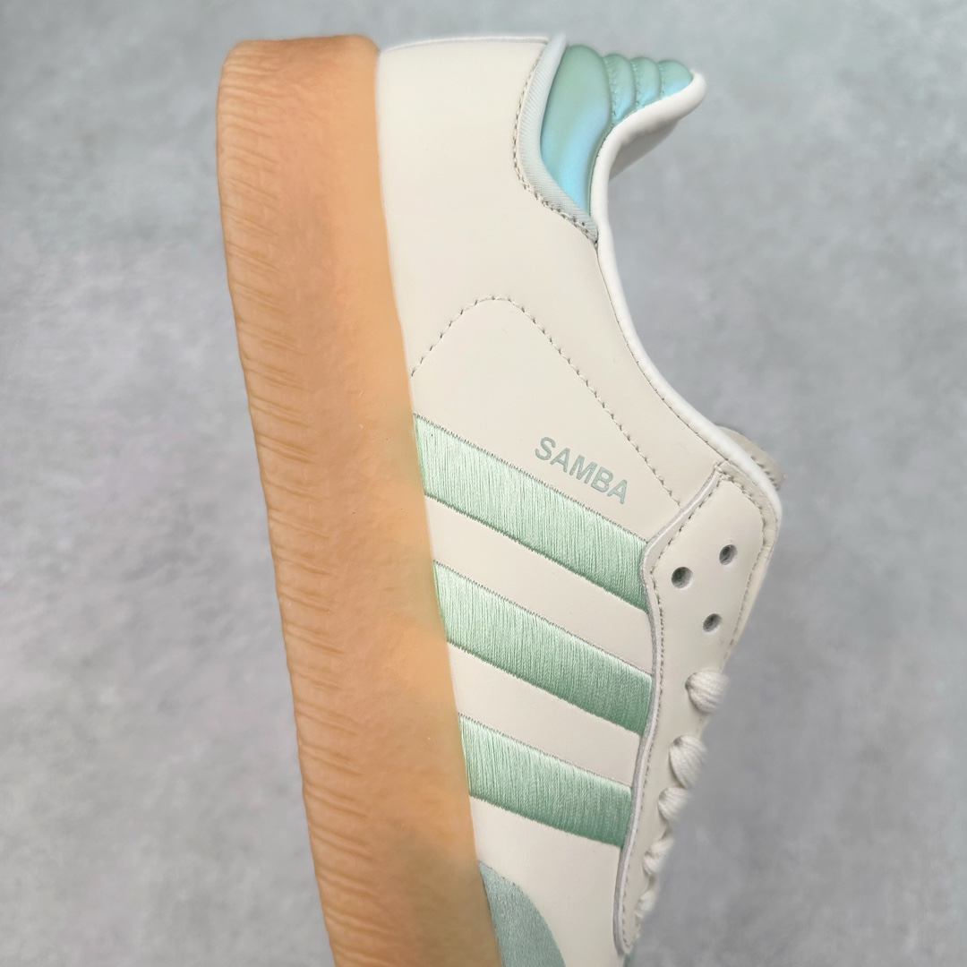 图片[6]-AD Samba XLG 桑巴舞加大厚底版系列德训风百搭松糕休闲运动板鞋生胶底 自Originals Samba成功借势Blokecore风潮一跃成为街头巷尾的焦点鞋款后,不论是围绕Samba本身打造的各式「变种版本」,还是以Samba为蓝本打造联名鞋款,都成为了时尚潮流人士日常穿搭首选。Samba XLG是adidas Originals不断扩展XLG系列的一部分,旨在与年轻文化相契合,迎合那些希望通过个性时尚表达自我而不愿牺牲舒适度的年轻群体。街头时尚领域的Gen Z特别偏爱宽松的穿着风格。Samba XLG针对这一点做了创新。它在延续Samba OG经典设计的基础上,迎合年轻群体的穿着习惯,重塑为宽大的鞋身比例轮廓以及加厚中底,让消费者轻松展示自己独特的风格。全新的Samba XLG系列不仅迎合了当下年轻群体的穿搭习惯,加宽了鞋身比例以及将中底进一步增厚,在视觉比例上更加饱满,同时还保留了经典Samba的细节,这样一来,鞋迷朋友在穿搭上不仅能更加个性化,而且还能延续一定的复古感受。尺码：36 36⅔ 37⅓ 38 38⅔ 39⅓ 40 40⅔ 41⅓ 42 42⅔ 43⅓ 44 45-选品中心