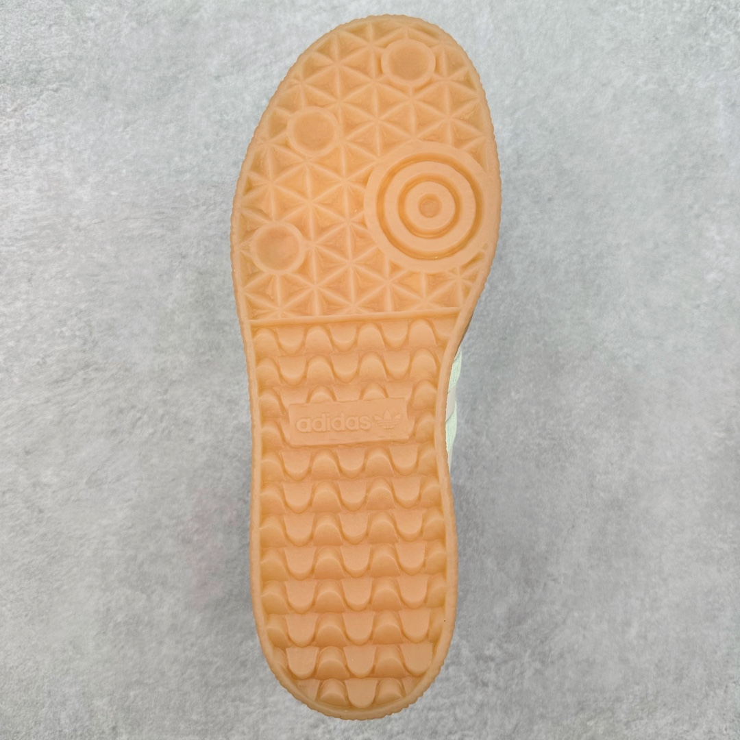 图片[9]-AD Samba XLG 桑巴舞加大厚底版系列德训风百搭松糕休闲运动板鞋生胶底 自Originals Samba成功借势Blokecore风潮一跃成为街头巷尾的焦点鞋款后,不论是围绕Samba本身打造的各式「变种版本」,还是以Samba为蓝本打造联名鞋款,都成为了时尚潮流人士日常穿搭首选。Samba XLG是adidas Originals不断扩展XLG系列的一部分,旨在与年轻文化相契合,迎合那些希望通过个性时尚表达自我而不愿牺牲舒适度的年轻群体。街头时尚领域的Gen Z特别偏爱宽松的穿着风格。Samba XLG针对这一点做了创新。它在延续Samba OG经典设计的基础上,迎合年轻群体的穿着习惯,重塑为宽大的鞋身比例轮廓以及加厚中底,让消费者轻松展示自己独特的风格。全新的Samba XLG系列不仅迎合了当下年轻群体的穿搭习惯,加宽了鞋身比例以及将中底进一步增厚,在视觉比例上更加饱满,同时还保留了经典Samba的细节,这样一来,鞋迷朋友在穿搭上不仅能更加个性化,而且还能延续一定的复古感受。尺码：36 36⅔ 37⅓ 38 38⅔ 39⅓ 40 40⅔ 41⅓ 42 42⅔ 43⅓ 44 45-选品中心