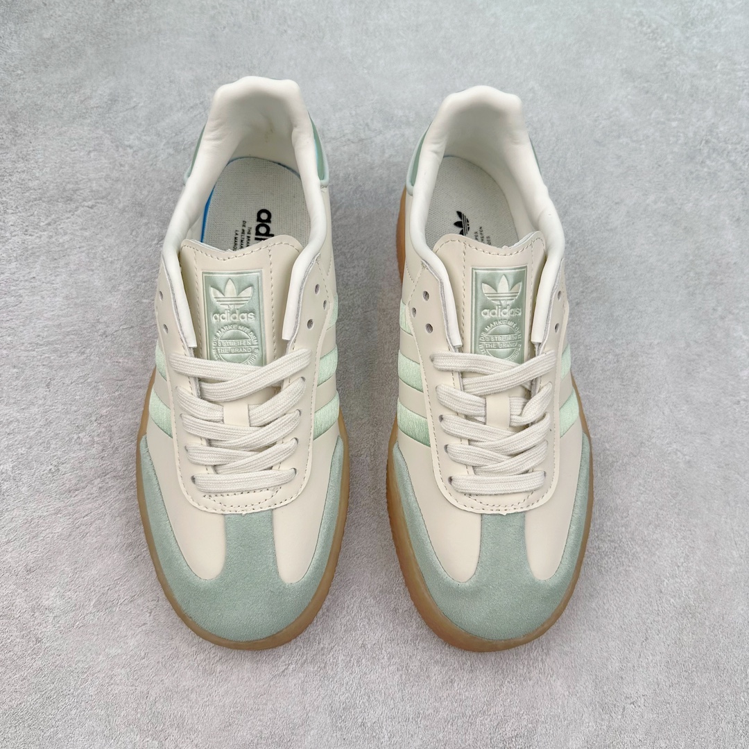 图片[2]-AD Samba XLG 桑巴舞加大厚底版系列德训风百搭松糕休闲运动板鞋生胶底 自Originals Samba成功借势Blokecore风潮一跃成为街头巷尾的焦点鞋款后,不论是围绕Samba本身打造的各式「变种版本」,还是以Samba为蓝本打造联名鞋款,都成为了时尚潮流人士日常穿搭首选。Samba XLG是adidas Originals不断扩展XLG系列的一部分,旨在与年轻文化相契合,迎合那些希望通过个性时尚表达自我而不愿牺牲舒适度的年轻群体。街头时尚领域的Gen Z特别偏爱宽松的穿着风格。Samba XLG针对这一点做了创新。它在延续Samba OG经典设计的基础上,迎合年轻群体的穿着习惯,重塑为宽大的鞋身比例轮廓以及加厚中底,让消费者轻松展示自己独特的风格。全新的Samba XLG系列不仅迎合了当下年轻群体的穿搭习惯,加宽了鞋身比例以及将中底进一步增厚,在视觉比例上更加饱满,同时还保留了经典Samba的细节,这样一来,鞋迷朋友在穿搭上不仅能更加个性化,而且还能延续一定的复古感受。尺码：36 36⅔ 37⅓ 38 38⅔ 39⅓ 40 40⅔ 41⅓ 42 42⅔ 43⅓ 44 45-选品中心