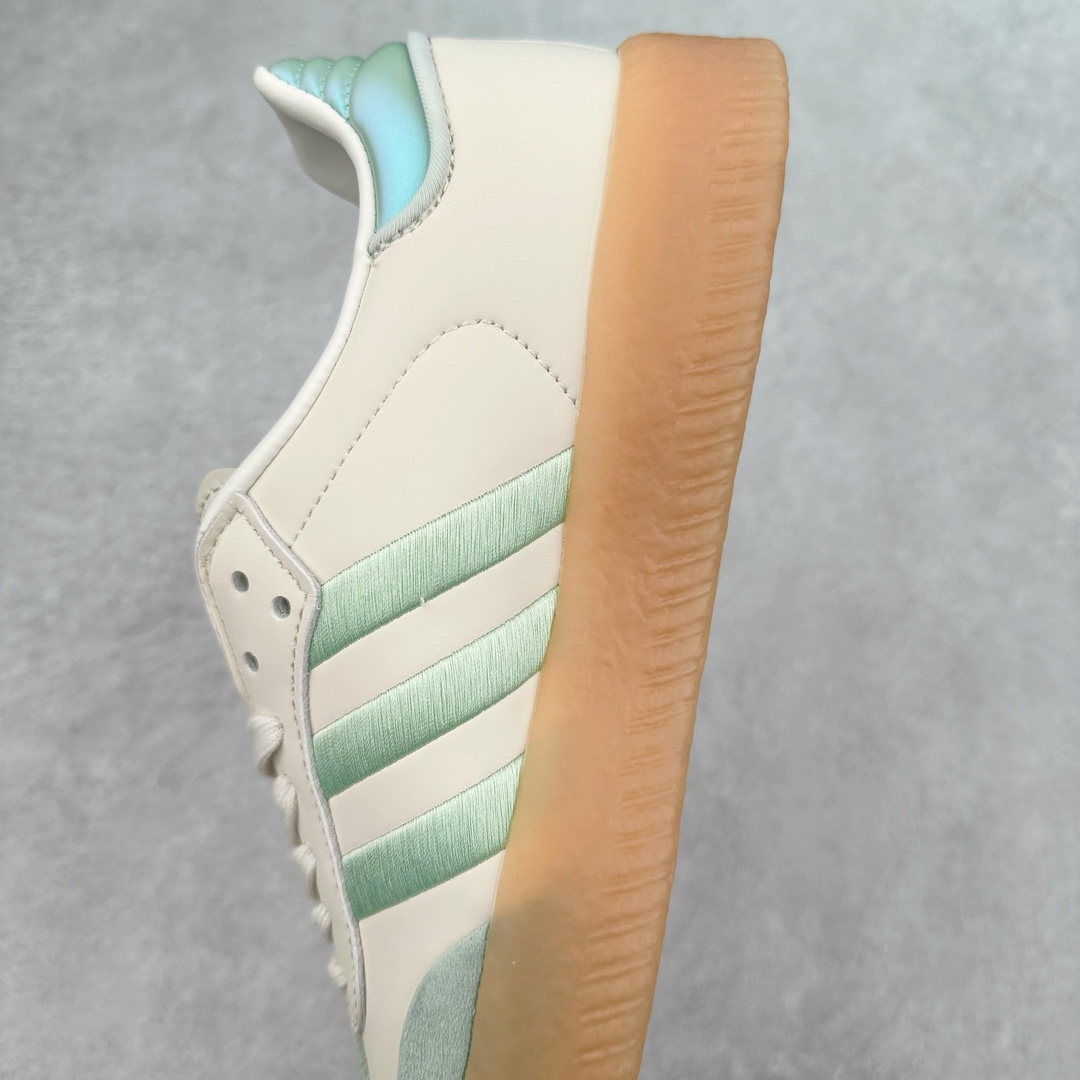 图片[7]-AD Samba XLG 桑巴舞加大厚底版系列德训风百搭松糕休闲运动板鞋生胶底 自Originals Samba成功借势Blokecore风潮一跃成为街头巷尾的焦点鞋款后,不论是围绕Samba本身打造的各式「变种版本」,还是以Samba为蓝本打造联名鞋款,都成为了时尚潮流人士日常穿搭首选。Samba XLG是adidas Originals不断扩展XLG系列的一部分,旨在与年轻文化相契合,迎合那些希望通过个性时尚表达自我而不愿牺牲舒适度的年轻群体。街头时尚领域的Gen Z特别偏爱宽松的穿着风格。Samba XLG针对这一点做了创新。它在延续Samba OG经典设计的基础上,迎合年轻群体的穿着习惯,重塑为宽大的鞋身比例轮廓以及加厚中底,让消费者轻松展示自己独特的风格。全新的Samba XLG系列不仅迎合了当下年轻群体的穿搭习惯,加宽了鞋身比例以及将中底进一步增厚,在视觉比例上更加饱满,同时还保留了经典Samba的细节,这样一来,鞋迷朋友在穿搭上不仅能更加个性化,而且还能延续一定的复古感受。尺码：36 36⅔ 37⅓ 38 38⅔ 39⅓ 40 40⅔ 41⅓ 42 42⅔ 43⅓ 44 45-选品中心