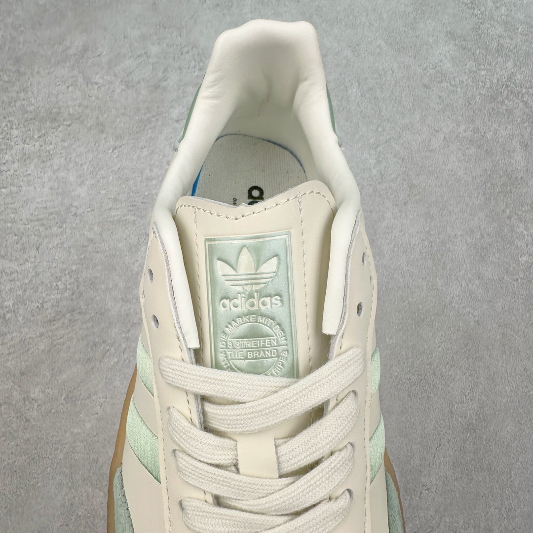 图片[5]-AD Samba XLG 桑巴舞加大厚底版系列德训风百搭松糕休闲运动板鞋生胶底 自Originals Samba成功借势Blokecore风潮一跃成为街头巷尾的焦点鞋款后,不论是围绕Samba本身打造的各式「变种版本」,还是以Samba为蓝本打造联名鞋款,都成为了时尚潮流人士日常穿搭首选。Samba XLG是adidas Originals不断扩展XLG系列的一部分,旨在与年轻文化相契合,迎合那些希望通过个性时尚表达自我而不愿牺牲舒适度的年轻群体。街头时尚领域的Gen Z特别偏爱宽松的穿着风格。Samba XLG针对这一点做了创新。它在延续Samba OG经典设计的基础上,迎合年轻群体的穿着习惯,重塑为宽大的鞋身比例轮廓以及加厚中底,让消费者轻松展示自己独特的风格。全新的Samba XLG系列不仅迎合了当下年轻群体的穿搭习惯,加宽了鞋身比例以及将中底进一步增厚,在视觉比例上更加饱满,同时还保留了经典Samba的细节,这样一来,鞋迷朋友在穿搭上不仅能更加个性化,而且还能延续一定的复古感受。尺码：36 36⅔ 37⅓ 38 38⅔ 39⅓ 40 40⅔ 41⅓ 42 42⅔ 43⅓ 44 45-选品中心