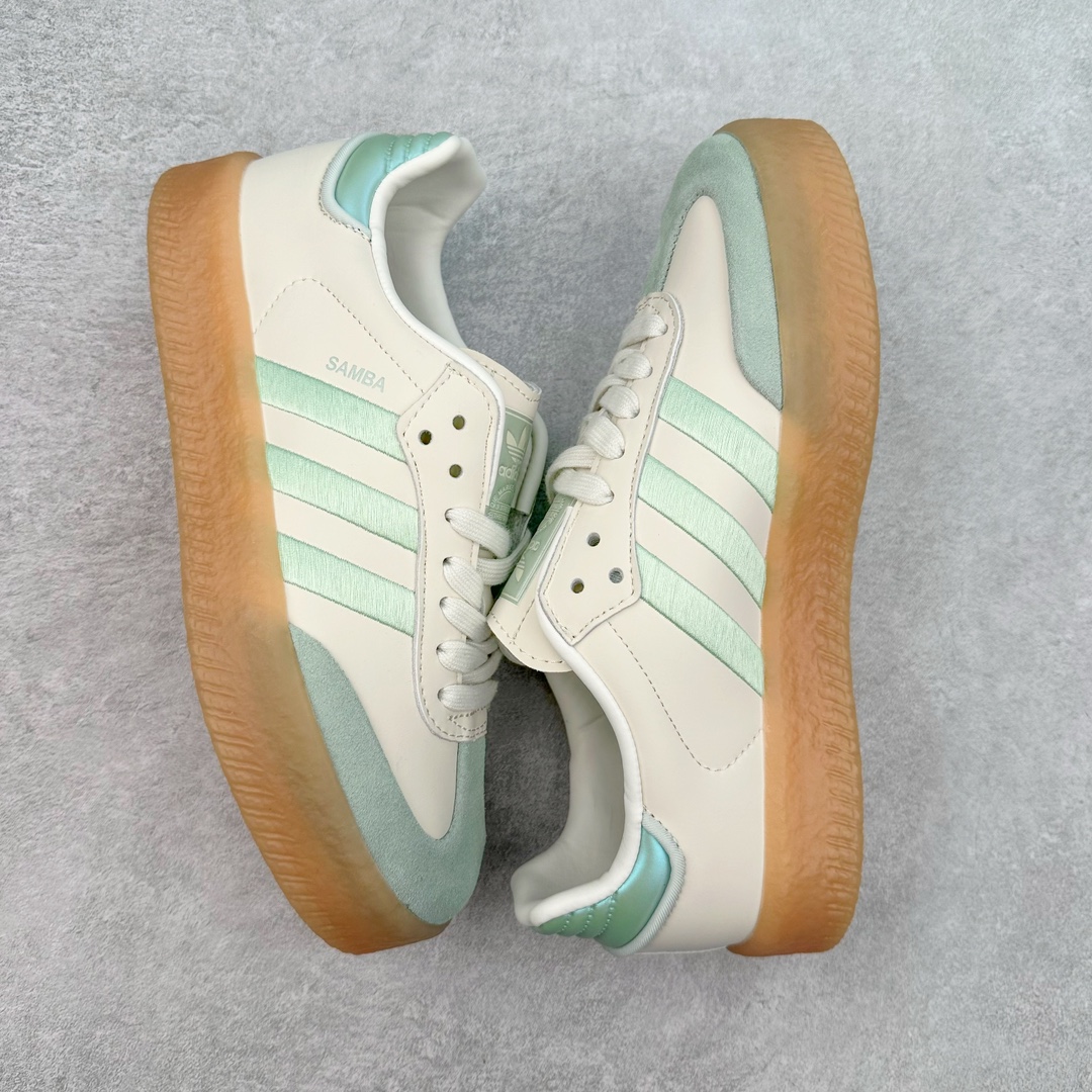 图片[3]-AD Samba XLG 桑巴舞加大厚底版系列德训风百搭松糕休闲运动板鞋生胶底 自Originals Samba成功借势Blokecore风潮一跃成为街头巷尾的焦点鞋款后,不论是围绕Samba本身打造的各式「变种版本」,还是以Samba为蓝本打造联名鞋款,都成为了时尚潮流人士日常穿搭首选。Samba XLG是adidas Originals不断扩展XLG系列的一部分,旨在与年轻文化相契合,迎合那些希望通过个性时尚表达自我而不愿牺牲舒适度的年轻群体。街头时尚领域的Gen Z特别偏爱宽松的穿着风格。Samba XLG针对这一点做了创新。它在延续Samba OG经典设计的基础上,迎合年轻群体的穿着习惯,重塑为宽大的鞋身比例轮廓以及加厚中底,让消费者轻松展示自己独特的风格。全新的Samba XLG系列不仅迎合了当下年轻群体的穿搭习惯,加宽了鞋身比例以及将中底进一步增厚,在视觉比例上更加饱满,同时还保留了经典Samba的细节,这样一来,鞋迷朋友在穿搭上不仅能更加个性化,而且还能延续一定的复古感受。尺码：36 36⅔ 37⅓ 38 38⅔ 39⅓ 40 40⅔ 41⅓ 42 42⅔ 43⅓ 44 45-选品中心