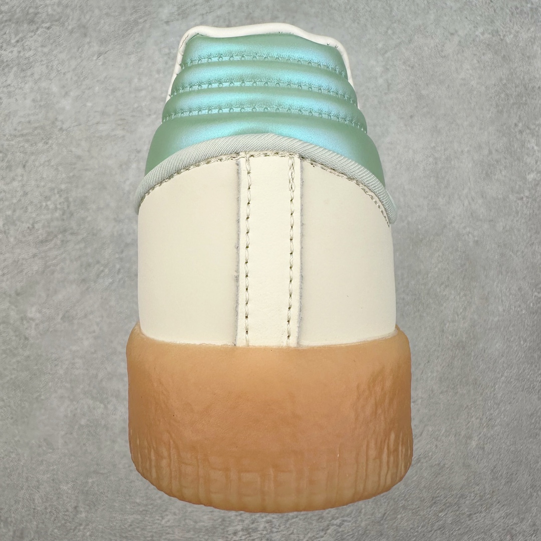 图片[8]-AD Samba XLG 桑巴舞加大厚底版系列德训风百搭松糕休闲运动板鞋生胶底 自Originals Samba成功借势Blokecore风潮一跃成为街头巷尾的焦点鞋款后,不论是围绕Samba本身打造的各式「变种版本」,还是以Samba为蓝本打造联名鞋款,都成为了时尚潮流人士日常穿搭首选。Samba XLG是adidas Originals不断扩展XLG系列的一部分,旨在与年轻文化相契合,迎合那些希望通过个性时尚表达自我而不愿牺牲舒适度的年轻群体。街头时尚领域的Gen Z特别偏爱宽松的穿着风格。Samba XLG针对这一点做了创新。它在延续Samba OG经典设计的基础上,迎合年轻群体的穿着习惯,重塑为宽大的鞋身比例轮廓以及加厚中底,让消费者轻松展示自己独特的风格。全新的Samba XLG系列不仅迎合了当下年轻群体的穿搭习惯,加宽了鞋身比例以及将中底进一步增厚,在视觉比例上更加饱满,同时还保留了经典Samba的细节,这样一来,鞋迷朋友在穿搭上不仅能更加个性化,而且还能延续一定的复古感受。尺码：36 36⅔ 37⅓ 38 38⅔ 39⅓ 40 40⅔ 41⅓ 42 42⅔ 43⅓ 44 45-选品中心