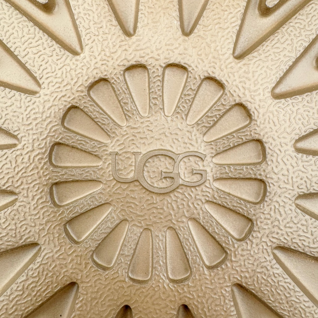 图片[14]-＃CS UGG 4810H 塔次特厚底秋冬羊皮毛一体雪地靴 全鞋采用ZP同厂 隆丰A级澳洲进口羊皮毛一体 品牌代工厂生产线 完全遵循ZP工艺流程 代工厂原厂版师 秉承无原鞋不开发选择 注重每一处细节 市面最正版型 TREADLITE\\\”轻翼\\\”科技外底 轻便/耐用/柔韧/桩型【售后郑重承诺】一个月内若出现重大脱胶/断底等质量问题 直接为您换新！尺码：35 36 37 38 39 40-选品中心