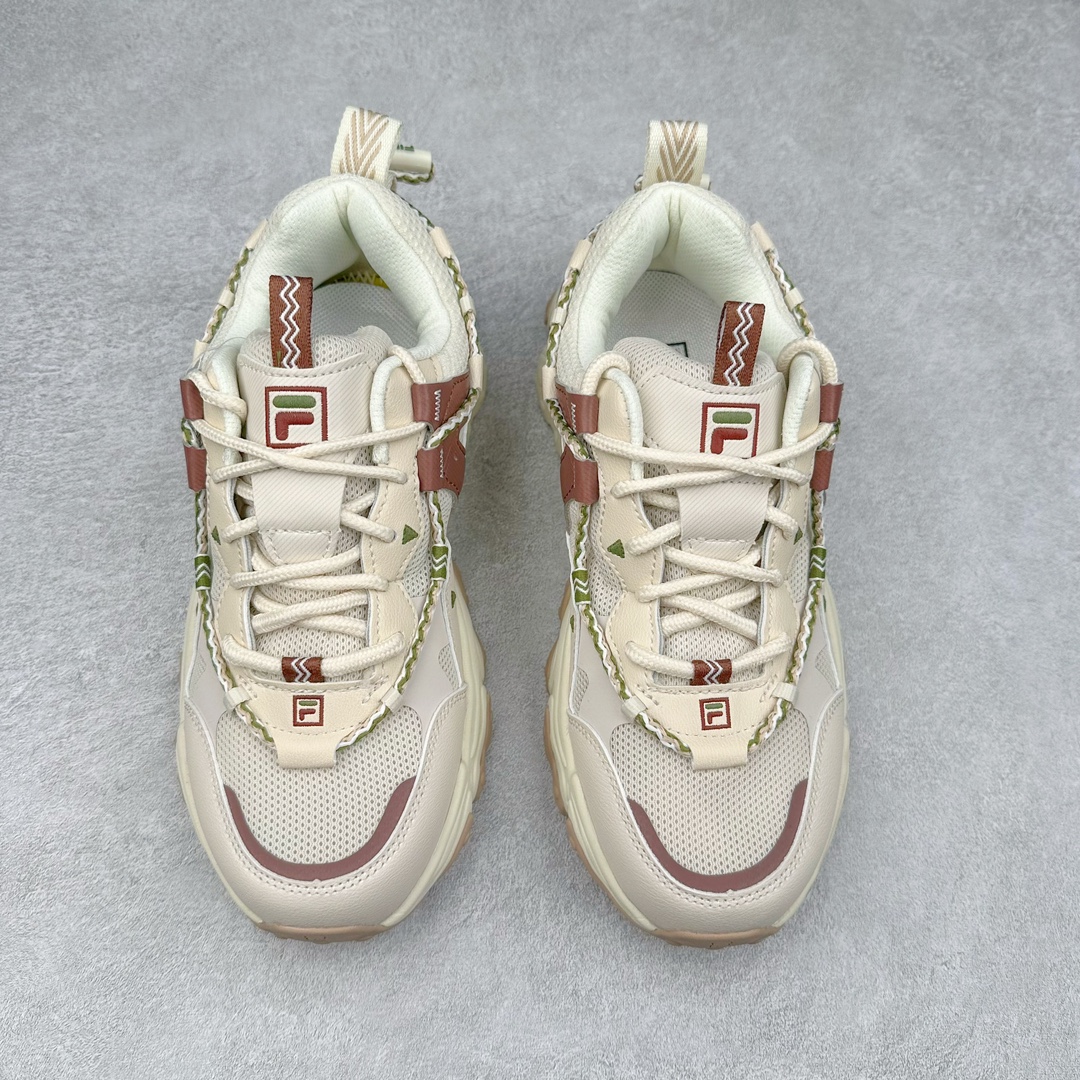 图片[2]-FILA FUSION Fluid 斐乐摩登潮牌防滑耐磨轻便运动鞋 FUSION 系列传承了 FILA 的百年基因，融入年轻运动及潮流文化，成为引领变革、创新突破的一代。以“1+N” 的跨界合作模式重现经典的同时创造经典。带来最出其不意的跨界合作惊喜。同时，FILAFUSION把FILA 的 DNA 融入到定制体验里，你可以随心制造厲于你的产品。FILA FUSION 的鞋家族涵盖了老爹鞋、跑步鞋、网球鞋、季节款。风格复古新潮，满足了时尚人士出行及各类运动的搭配需求，成为当下年轻人筷拥的鞋类品牌之一。FILA FUSION 走进年轻人的世界，通过年轻人运动，街舞，滑板，篮球，展现 FILA FUSION 的潮流态度和年轻文化。FILA FUSION 认为末来属于引领变革、创新突破的年轻一代，让我们一起构成 FILA 未来的蓝图吧！尺码：35.5 36 36.5 37.5 38 38.5 39 40 40.5 41 42 42.5 43 44 44.5 45 45.5-选品中心