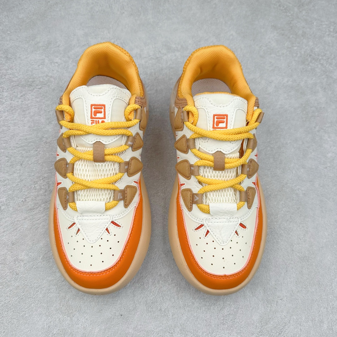 图片[2]-FILA CARROT 2 斐乐萝卜鞋2.0 经典百搭休闲 防滑减震耐磨低帮板鞋 传承了 FILA 的百年基因，融入年轻运动及潮流文化，成为引领变革、创新突破的一代。以“1+N” 的跨界合作模式重现经典的同时创造经典。带来最出其不意的跨界合作惊喜。同时，FILAFUSION把FILA 的 DNA 融入到定制体验里，你可以随心制造厲于你的产品。FILA FUSION 的鞋家族涵盖了老爹鞋、跑步鞋、网球鞋、季节款。风格复古新潮，满足了时尚人士出行及各类运动的搭配需求，成为当下年轻人筷拥的鞋类品牌之一。FILA FUSION 走进年轻人的世界，通过年轻人运动，街舞，滑板，篮球，展现 FILA FUSION 的潮流态度和年轻文化。FILA FUSION 认为末来属于引领变革、创新突破的年轻一代，让我们一起构成 FILA 未来的蓝图吧！尺码：35.5 36 36.5 37.5 38 38.5 39 40-选品中心