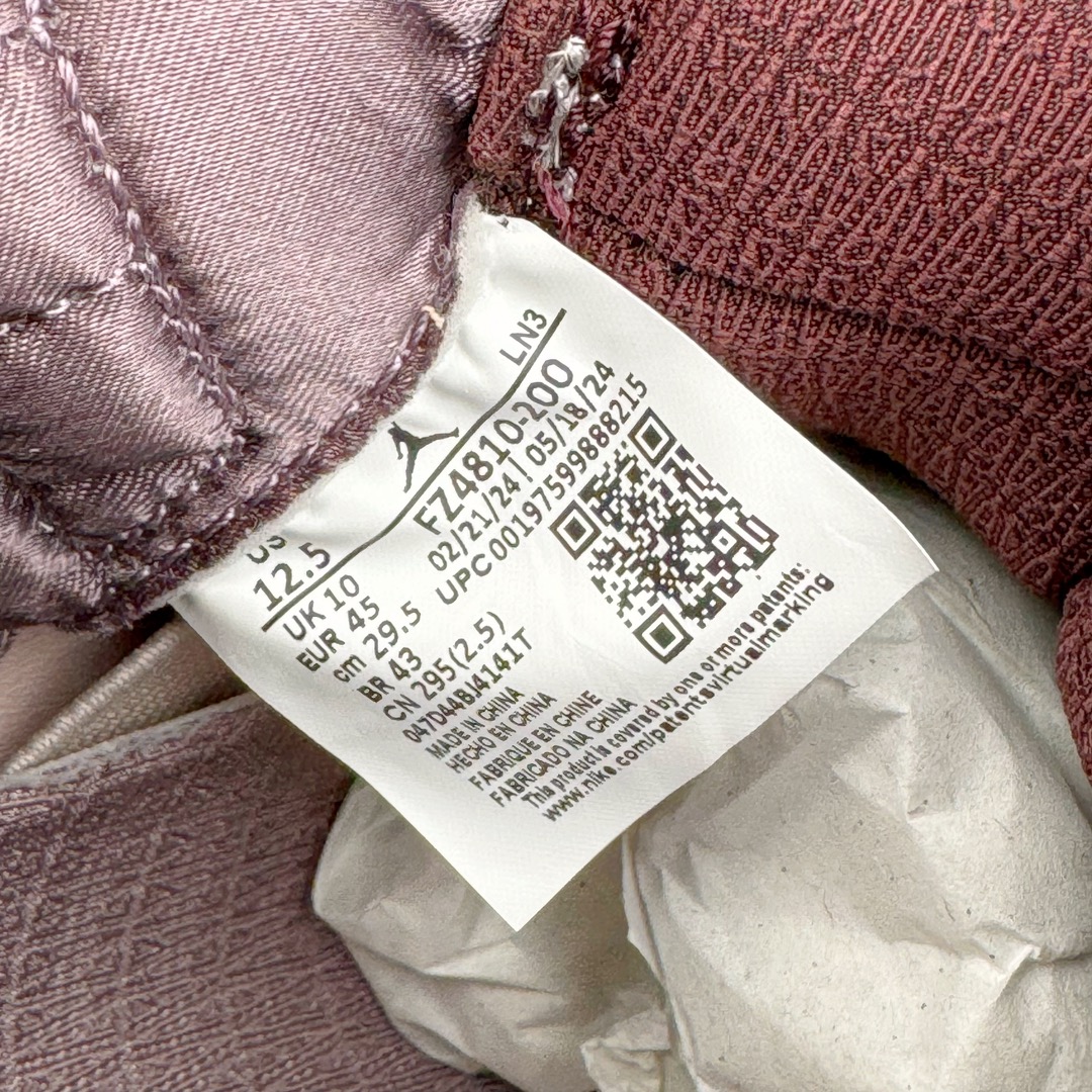 图片[11]-＃GX A Ma Maniére x Air Jordan AJ4 Retro SP\\\”Violet Ore\\\” AMM联名淡粉 FZ4810-200 圈内最强四代 耗时半年巨作 全套原纸板楦头开发 原厂特供皮料加持 确保原汁原味 完美呈现四代版型 一比一鞋头弧度高度鞋身弧度 数据细节工艺流程均保持原鞋一致 原厂TPU网格鞋带扣 正确内里网布 菱角分明不变形无多余毛边 柔软性质感一致于原鞋 市场唯一原厂鞋扣模具 背面可见隐藏注塑口 原厂织唛标 原厂飞人电绣工艺 尾指中部跳三针 独家绑鞋带手法 印刷中底布 四线拉帮 米色美纹纸贴合固定 进口港宝加持 后跟自然饱满 全鞋荧光划线卡点 追求极致完美 每一双都是工艺品 多重QC质检 超越公司货的品控标准 实实在在的免检产品 尺码：40 40.5 41 42 42.5 43 44 44.5 45 46 47.5-选品中心