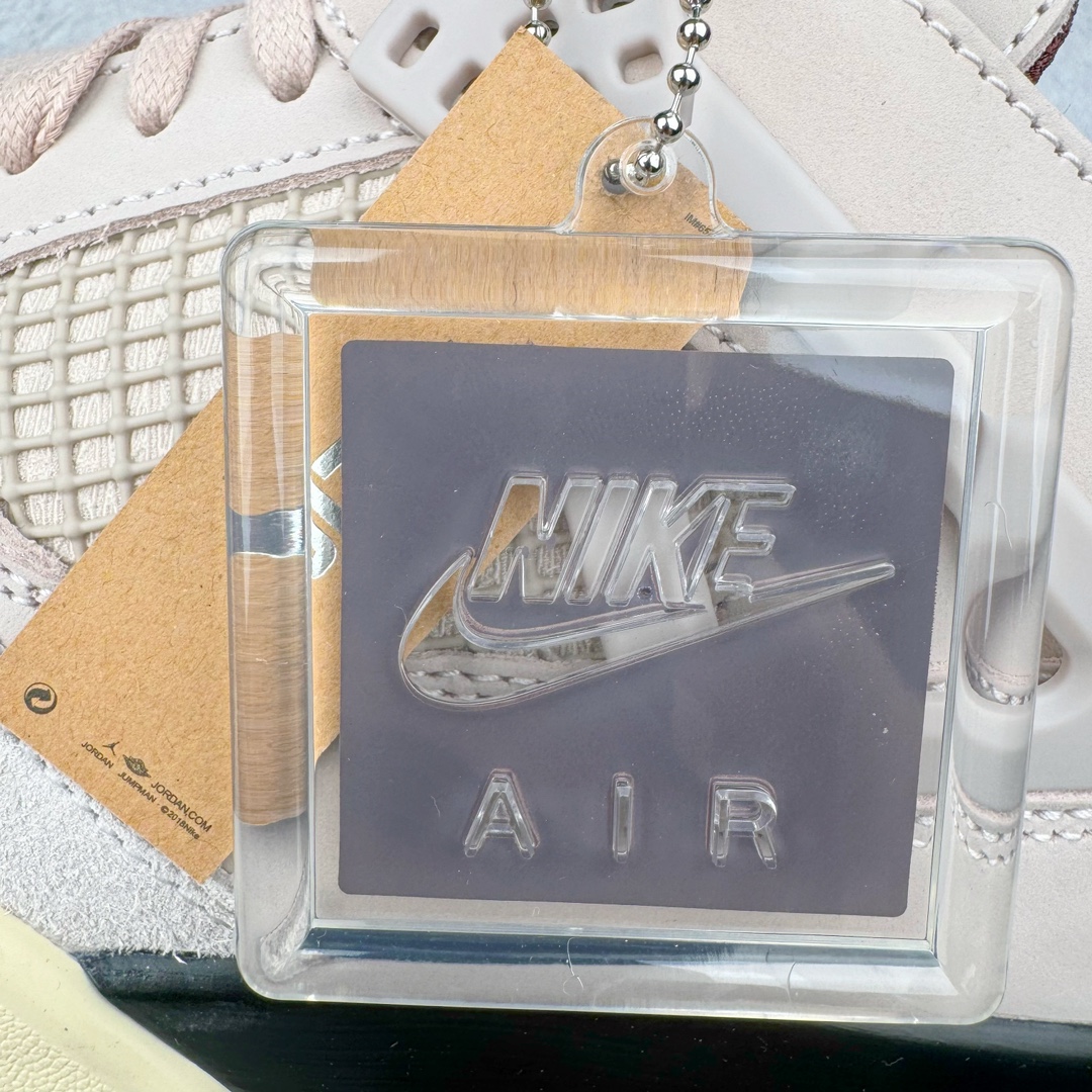 图片[12]-＃GX A Ma Maniére x Air Jordan AJ4 Retro SP\\\”Violet Ore\\\” AMM联名淡粉 FZ4810-200 圈内最强四代 耗时半年巨作 全套原纸板楦头开发 原厂特供皮料加持 确保原汁原味 完美呈现四代版型 一比一鞋头弧度高度鞋身弧度 数据细节工艺流程均保持原鞋一致 原厂TPU网格鞋带扣 正确内里网布 菱角分明不变形无多余毛边 柔软性质感一致于原鞋 市场唯一原厂鞋扣模具 背面可见隐藏注塑口 原厂织唛标 原厂飞人电绣工艺 尾指中部跳三针 独家绑鞋带手法 印刷中底布 四线拉帮 米色美纹纸贴合固定 进口港宝加持 后跟自然饱满 全鞋荧光划线卡点 追求极致完美 每一双都是工艺品 多重QC质检 超越公司货的品控标准 实实在在的免检产品 尺码：40 40.5 41 42 42.5 43 44 44.5 45 46 47.5-选品中心