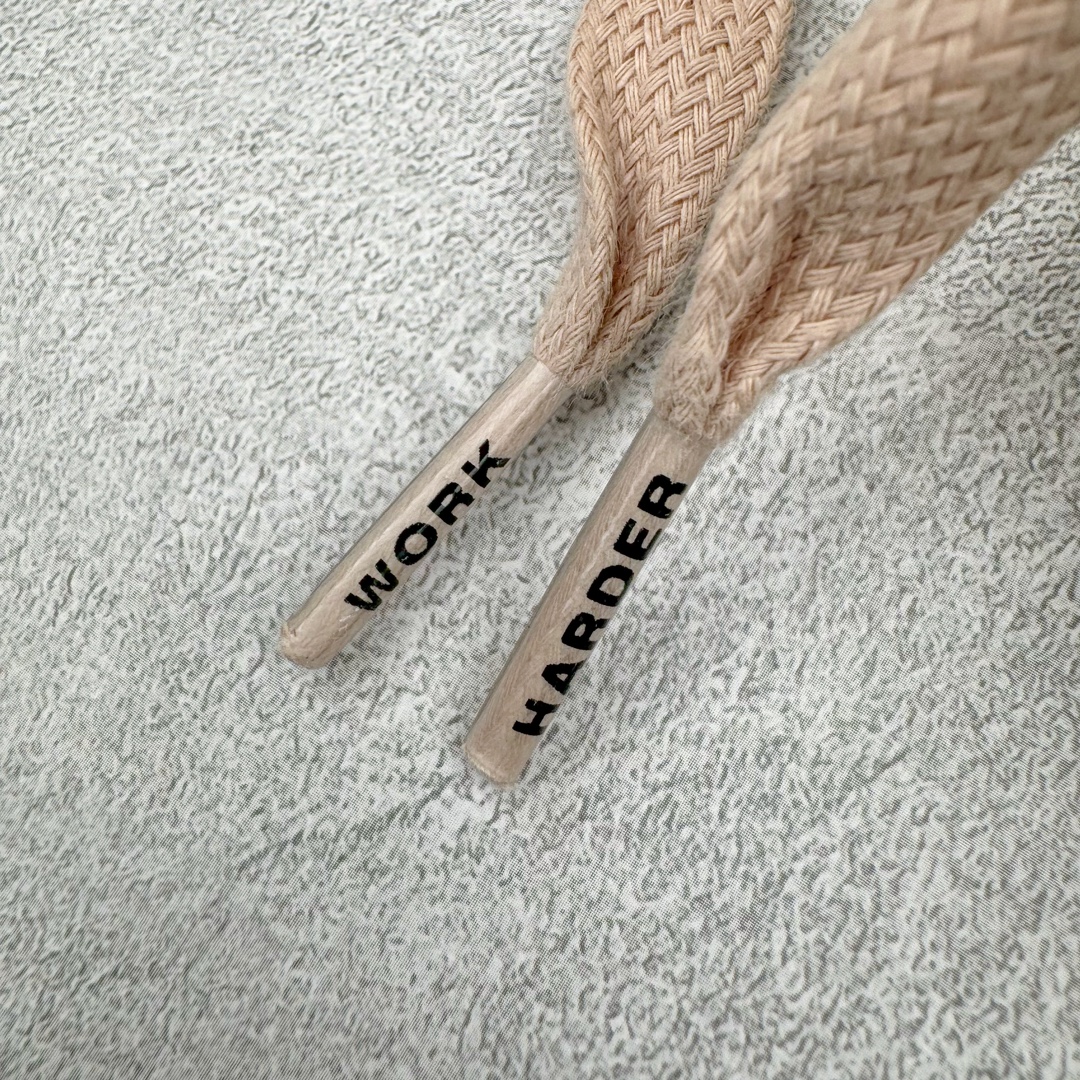 图片[22]-＃GX A Ma Maniére x Air Jordan AJ4 Retro SP\\\”Violet Ore\\\” AMM联名淡粉 FZ4810-200 圈内最强四代 耗时半年巨作 全套原纸板楦头开发 原厂特供皮料加持 确保原汁原味 完美呈现四代版型 一比一鞋头弧度高度鞋身弧度 数据细节工艺流程均保持原鞋一致 原厂TPU网格鞋带扣 正确内里网布 菱角分明不变形无多余毛边 柔软性质感一致于原鞋 市场唯一原厂鞋扣模具 背面可见隐藏注塑口 原厂织唛标 原厂飞人电绣工艺 尾指中部跳三针 独家绑鞋带手法 印刷中底布 四线拉帮 米色美纹纸贴合固定 进口港宝加持 后跟自然饱满 全鞋荧光划线卡点 追求极致完美 每一双都是工艺品 多重QC质检 超越公司货的品控标准 实实在在的免检产品 尺码：40 40.5 41 42 42.5 43 44 44.5 45 46 47.5-选品中心