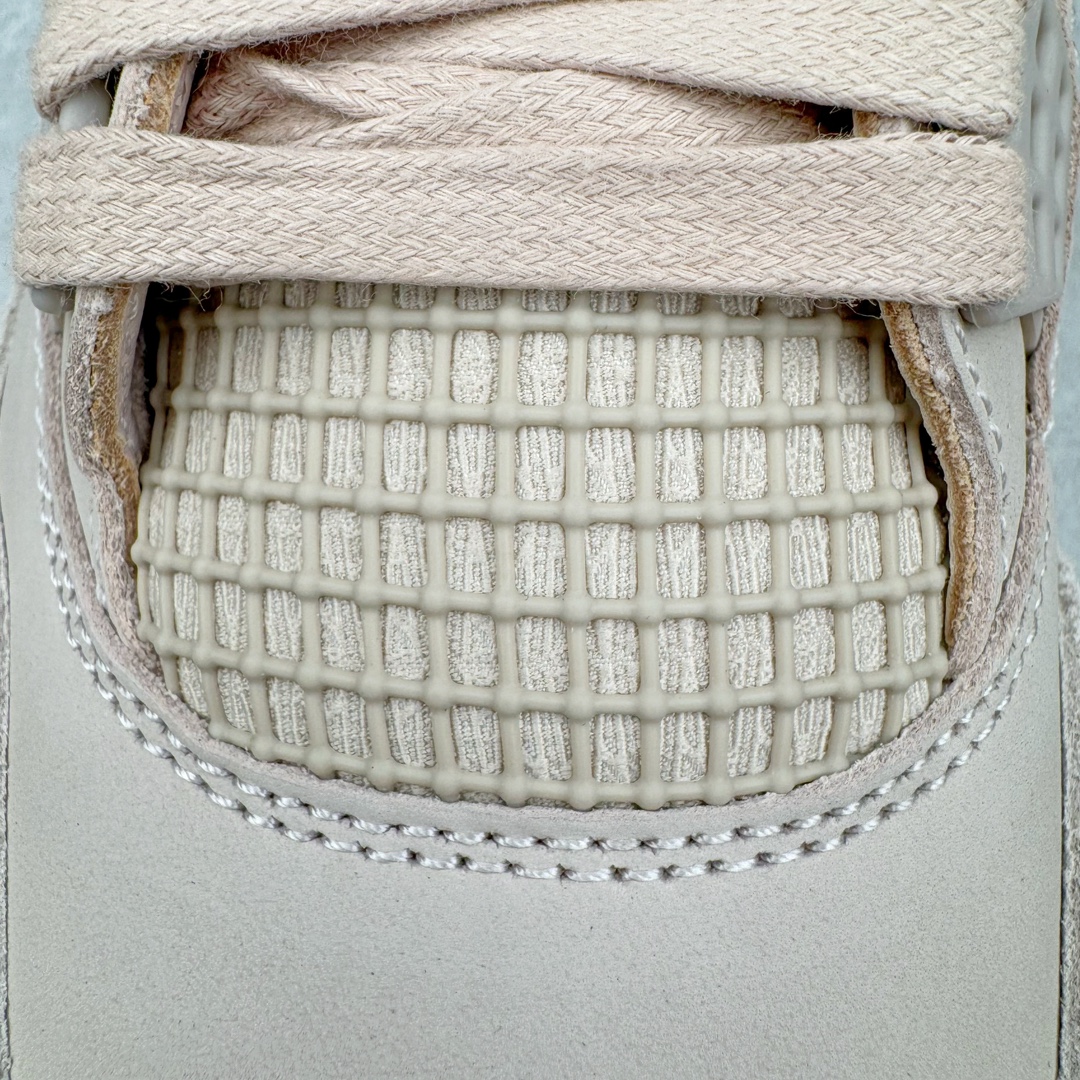 图片[13]-＃GX A Ma Maniére x Air Jordan AJ4 Retro SP\\\”Violet Ore\\\” AMM联名淡粉 FZ4810-200 圈内最强四代 耗时半年巨作 全套原纸板楦头开发 原厂特供皮料加持 确保原汁原味 完美呈现四代版型 一比一鞋头弧度高度鞋身弧度 数据细节工艺流程均保持原鞋一致 原厂TPU网格鞋带扣 正确内里网布 菱角分明不变形无多余毛边 柔软性质感一致于原鞋 市场唯一原厂鞋扣模具 背面可见隐藏注塑口 原厂织唛标 原厂飞人电绣工艺 尾指中部跳三针 独家绑鞋带手法 印刷中底布 四线拉帮 米色美纹纸贴合固定 进口港宝加持 后跟自然饱满 全鞋荧光划线卡点 追求极致完美 每一双都是工艺品 多重QC质检 超越公司货的品控标准 实实在在的免检产品 尺码：40 40.5 41 42 42.5 43 44 44.5 45 46 47.5-选品中心