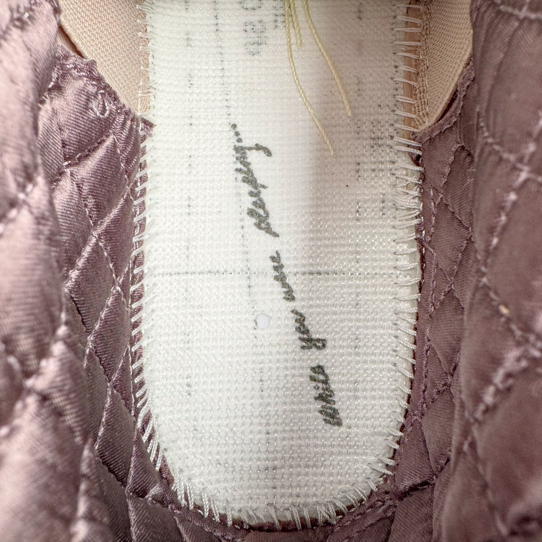 图片[9]-＃GX A Ma Maniére x Air Jordan AJ4 Retro SP\\\”Violet Ore\\\” AMM联名淡粉 FZ4810-200 圈内最强四代 耗时半年巨作 全套原纸板楦头开发 原厂特供皮料加持 确保原汁原味 完美呈现四代版型 一比一鞋头弧度高度鞋身弧度 数据细节工艺流程均保持原鞋一致 原厂TPU网格鞋带扣 正确内里网布 菱角分明不变形无多余毛边 柔软性质感一致于原鞋 市场唯一原厂鞋扣模具 背面可见隐藏注塑口 原厂织唛标 原厂飞人电绣工艺 尾指中部跳三针 独家绑鞋带手法 印刷中底布 四线拉帮 米色美纹纸贴合固定 进口港宝加持 后跟自然饱满 全鞋荧光划线卡点 追求极致完美 每一双都是工艺品 多重QC质检 超越公司货的品控标准 实实在在的免检产品 尺码：40 40.5 41 42 42.5 43 44 44.5 45 46 47.5-选品中心