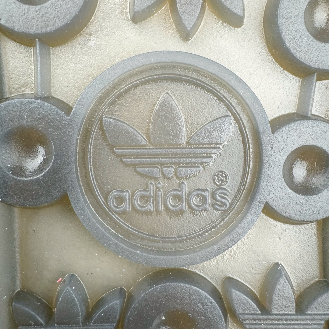 图片[21]-＃MF AD Original Gazelle Indoor Trainers 瞪羚室内鞋系列低帮复古百搭休闲运动德训风板鞋 II0013 高端零售特供批次 原厂定制长毛翻毛皮组合环保纤维革鞋面材质 内置环保海玻璃鞋垫 外置RB橡胶大底 产品品控稳定性领先行业 原厂全套原楦原纸板冲刀磨具开发 原厂皮料加持 原厂港宝加持定型后跟R度完美 将复古进行到底 简约流畅 三十年不变经典 这款Gazelle运动鞋 无论面料、配色、质感或设计 都只在重现其1991年原款的经典 皮革鞋面 撞色三条纹和鞋跟标的设计 力求呈现90年代的经典复古风潮 Samba火热的同时 也带动了其它的复古鞋型 Gazelle便是其中一只 Gazelle Indoor拥有包边更宽的T字型鞋头 更好的保护运动员的前掌 浓浓的复古氛围感 非常适合现在流行的Cleanfit风格 尺码：35.5 36 36⅔ 37⅓ 38 38⅔ 39⅓ 40 40⅔ 41⅓ 42 42⅔ 43⅓ 44 44⅔ 45-选品中心