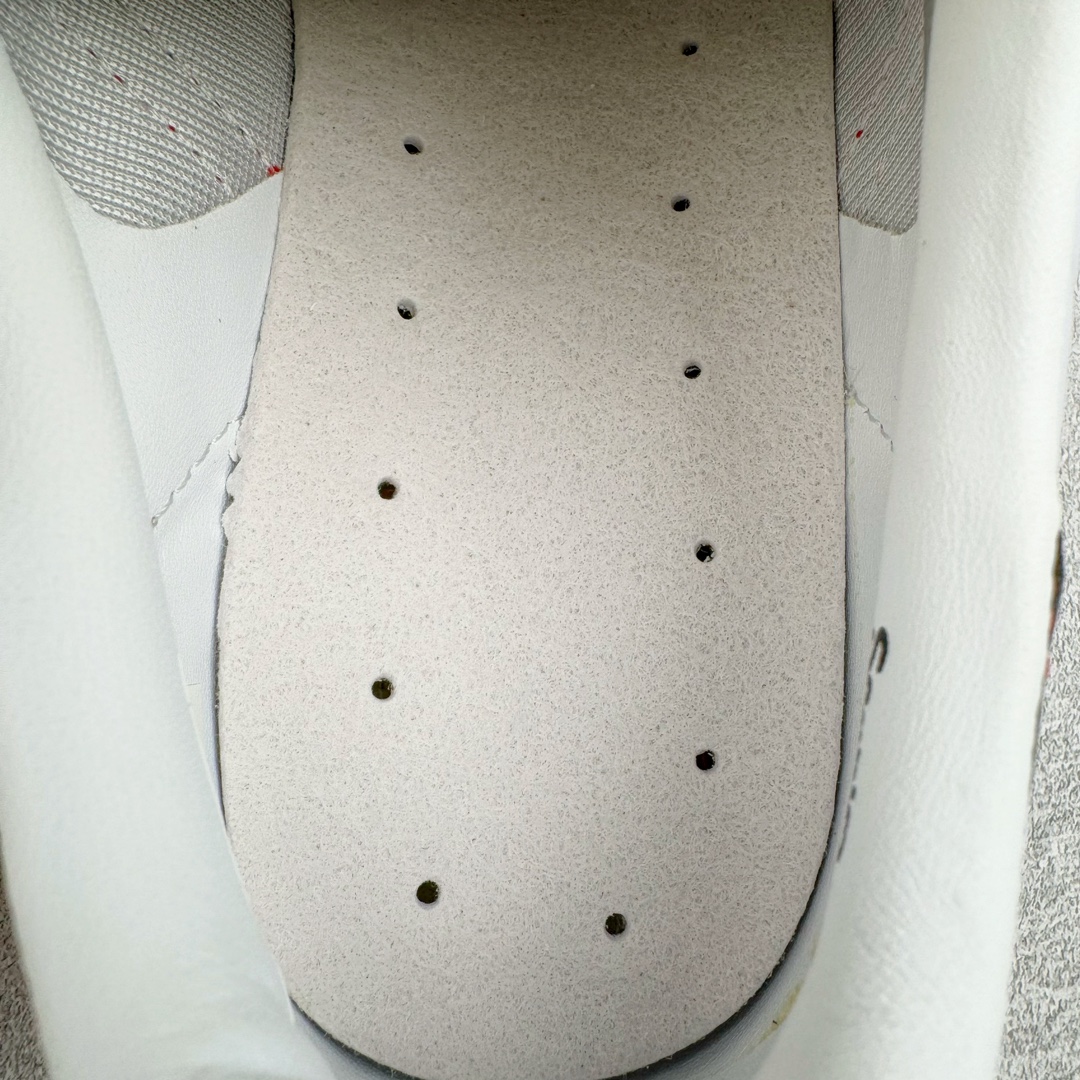 图片[10]-＃MF AD Original Gazelle Indoor Trainers 瞪羚室内鞋系列低帮复古百搭休闲运动德训风板鞋 II0013 高端零售特供批次 原厂定制长毛翻毛皮组合环保纤维革鞋面材质 内置环保海玻璃鞋垫 外置RB橡胶大底 产品品控稳定性领先行业 原厂全套原楦原纸板冲刀磨具开发 原厂皮料加持 原厂港宝加持定型后跟R度完美 将复古进行到底 简约流畅 三十年不变经典 这款Gazelle运动鞋 无论面料、配色、质感或设计 都只在重现其1991年原款的经典 皮革鞋面 撞色三条纹和鞋跟标的设计 力求呈现90年代的经典复古风潮 Samba火热的同时 也带动了其它的复古鞋型 Gazelle便是其中一只 Gazelle Indoor拥有包边更宽的T字型鞋头 更好的保护运动员的前掌 浓浓的复古氛围感 非常适合现在流行的Cleanfit风格 尺码：35.5 36 36⅔ 37⅓ 38 38⅔ 39⅓ 40 40⅔ 41⅓ 42 42⅔ 43⅓ 44 44⅔ 45-选品中心