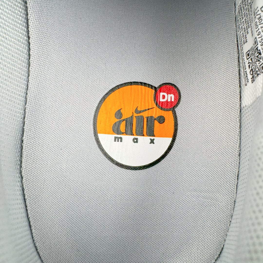 图片[12]-＃Lw纯原 NK Air Max Dn 网布舒适时尚耐磨透气低帮生活气垫休闲鞋 灰色 货号：DV3337-005 鞋面将延续 Air Max 家族的流线型设计 采用纺织布料打造 鞋底则搭载了全新的DynamicAir技术 由双气室和四根管状Nike Air气囊结构组成 鞋身整体以黑色为主色调 搭配橄榄绿色细节点缀 最大的亮点是侧面带有醒目的\\\”Supreme\\\”字样 彰显特殊的联名身份 尺码：36 36.5 37.5 38 38.5 39 40 40.5 41 42 42.5 43 44 44.5 45-选品中心