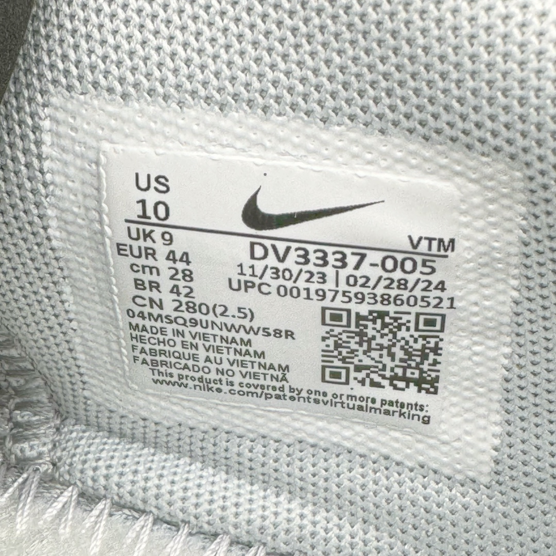 图片[10]-＃Lw纯原 NK Air Max Dn 网布舒适时尚耐磨透气低帮生活气垫休闲鞋 灰色 货号：DV3337-005 鞋面将延续 Air Max 家族的流线型设计 采用纺织布料打造 鞋底则搭载了全新的DynamicAir技术 由双气室和四根管状Nike Air气囊结构组成 鞋身整体以黑色为主色调 搭配橄榄绿色细节点缀 最大的亮点是侧面带有醒目的\\\”Supreme\\\”字样 彰显特殊的联名身份 尺码：36 36.5 37.5 38 38.5 39 40 40.5 41 42 42.5 43 44 44.5 45-选品中心